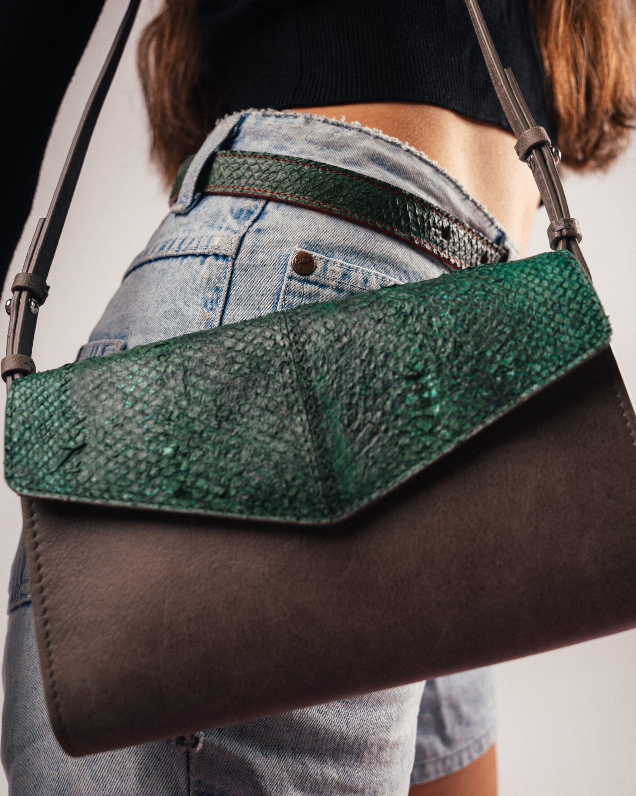 Pochette en cuir de saumon Emerald en gris avec détails en vert