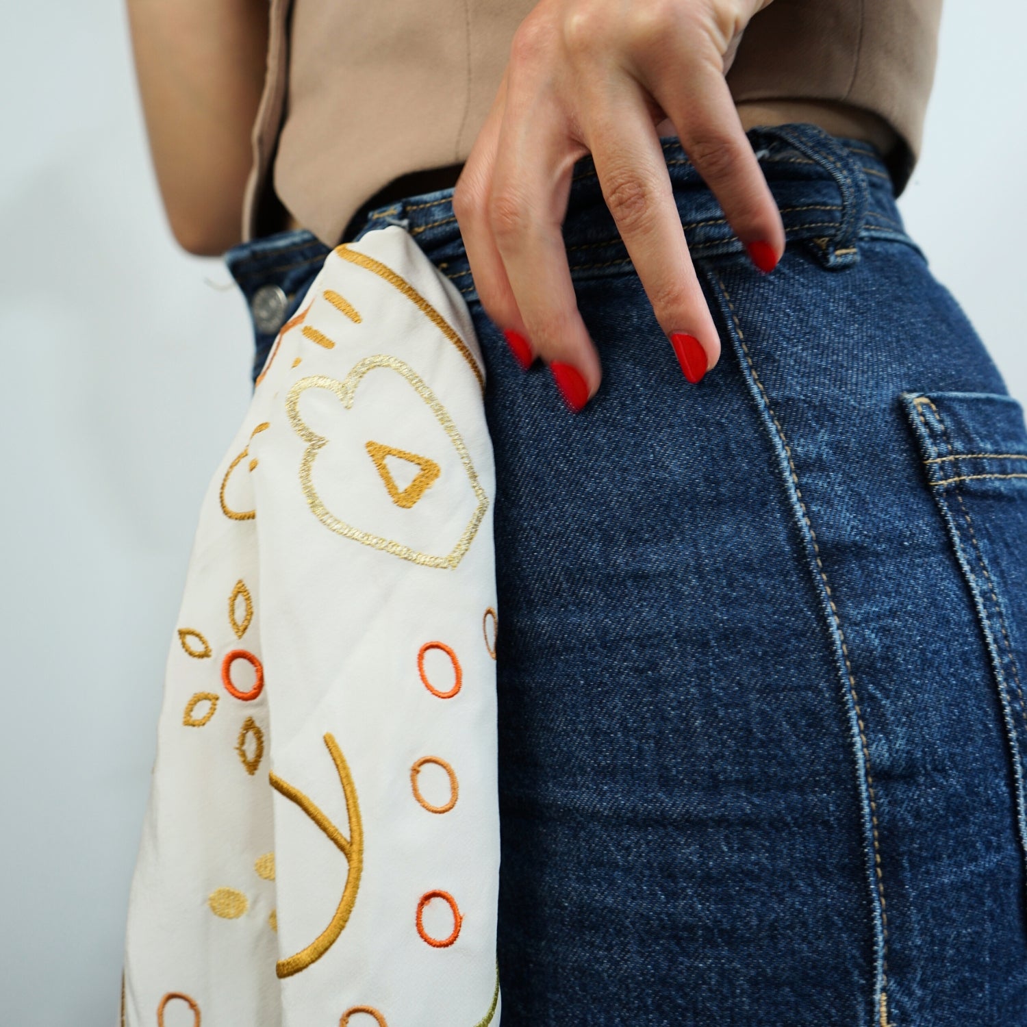 Foulard blanc brodé : Élevez votre style avec élégance artisanale