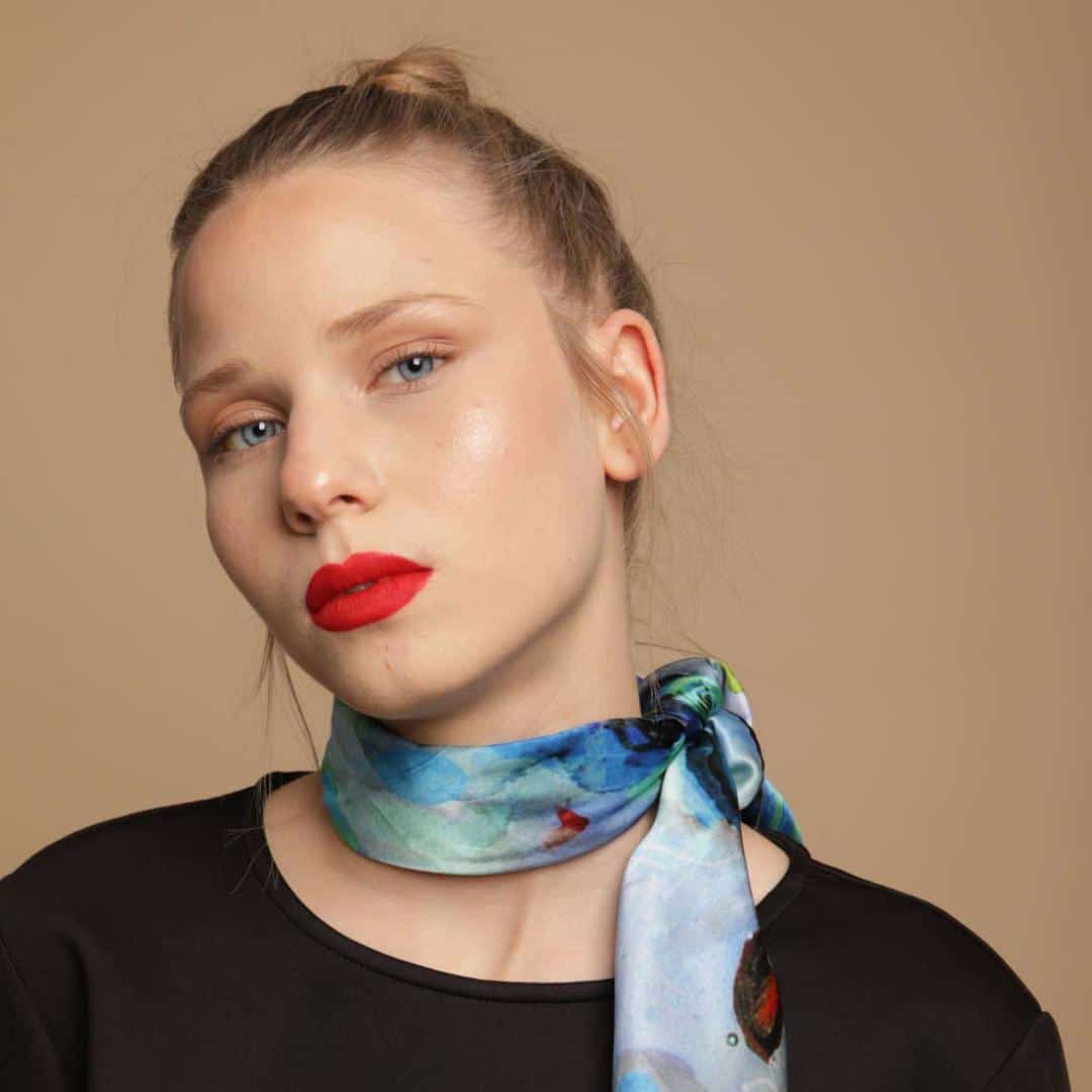 Foulard bleu en soie naturelle "Faint illusions"
