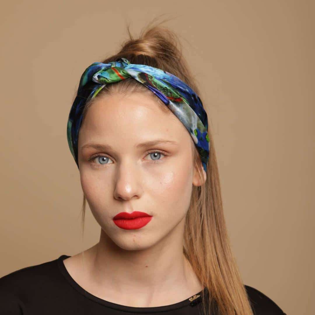 Foulard bleu en soie naturelle "Faint illusions"