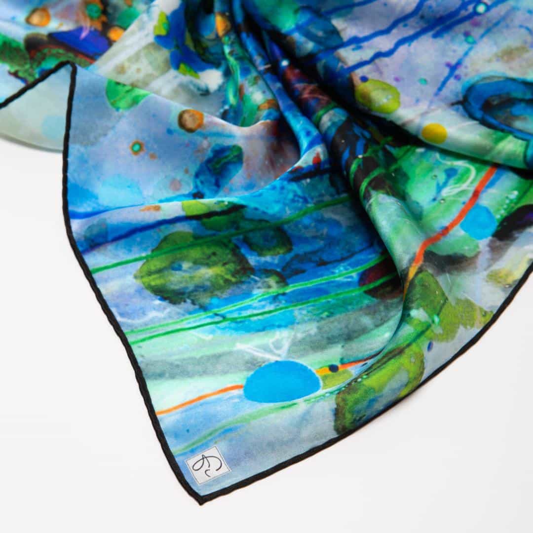 Foulard bleu en soie naturelle "Faint illusions"