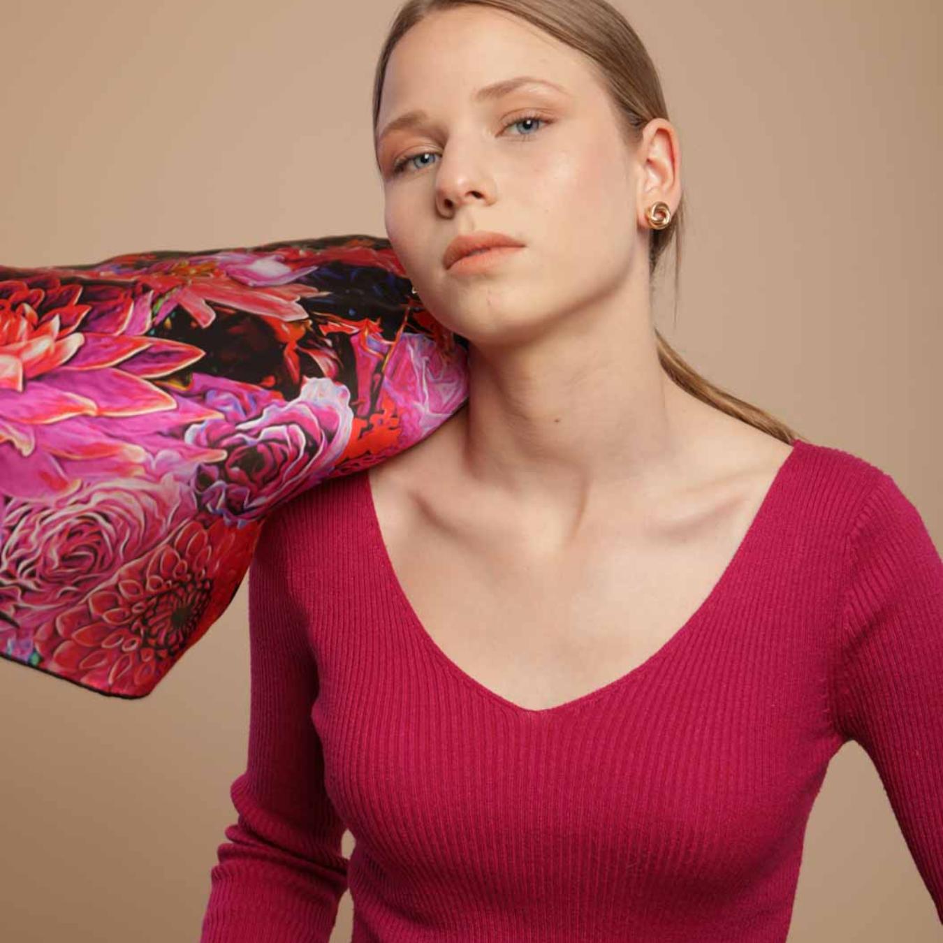 Foulard rouge en soie naturelle "Flattering infinity"