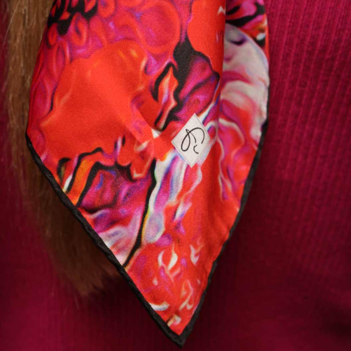 Foulard rouge en soie naturelle "Flattering infinity"