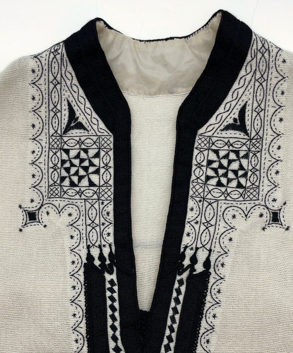 Gilet blanc en hayak avec des détails et broderie en noir