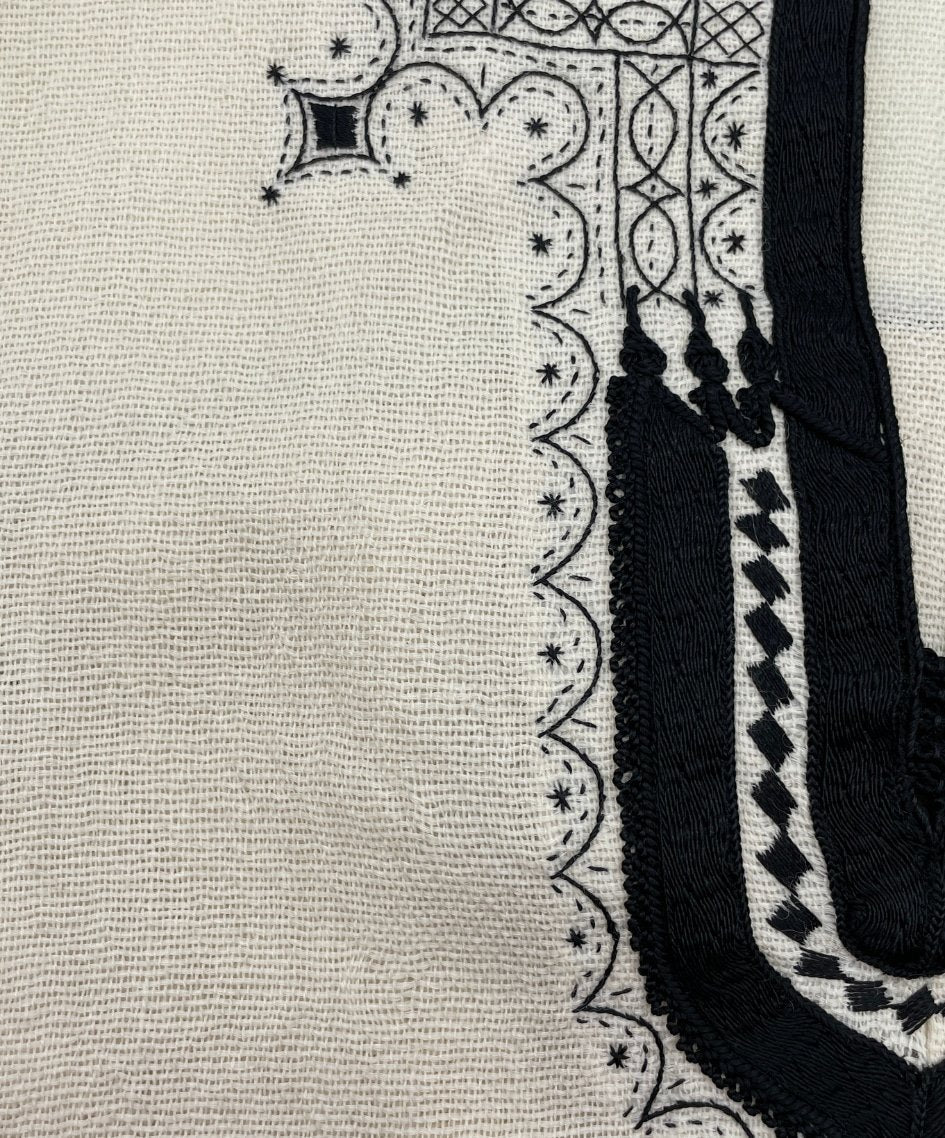 Gilet blanc en hayak avec des détails et broderie en noir