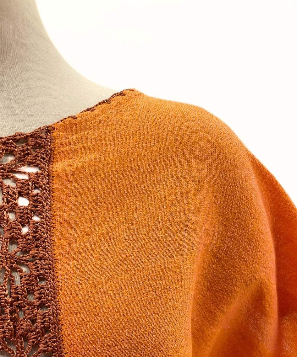 Gilet Orange avec un détail en broderie au milieu