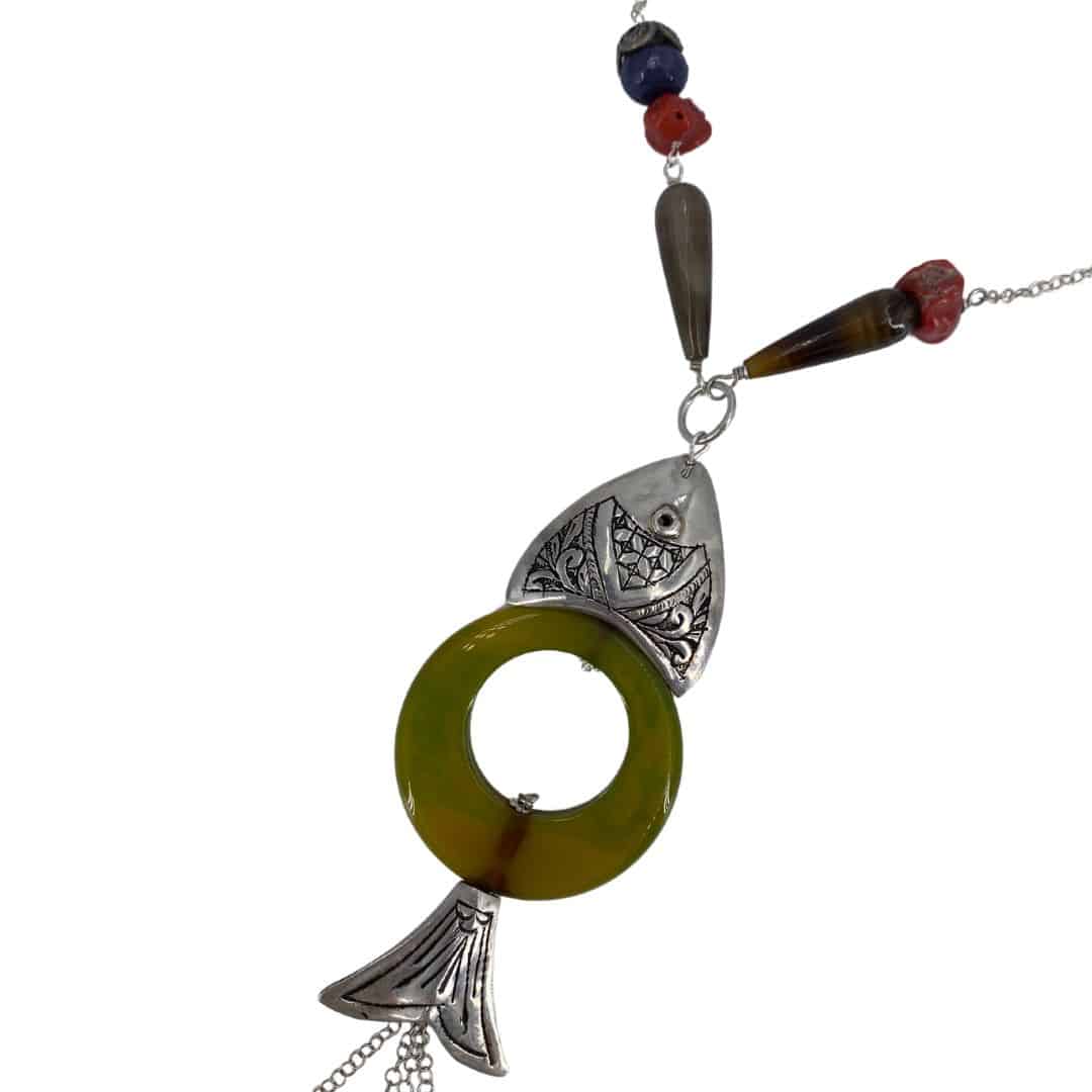 Collier sautoir en argent avec un pendentif central en forme de poisson : corail, céramique de la gaité et pierres.