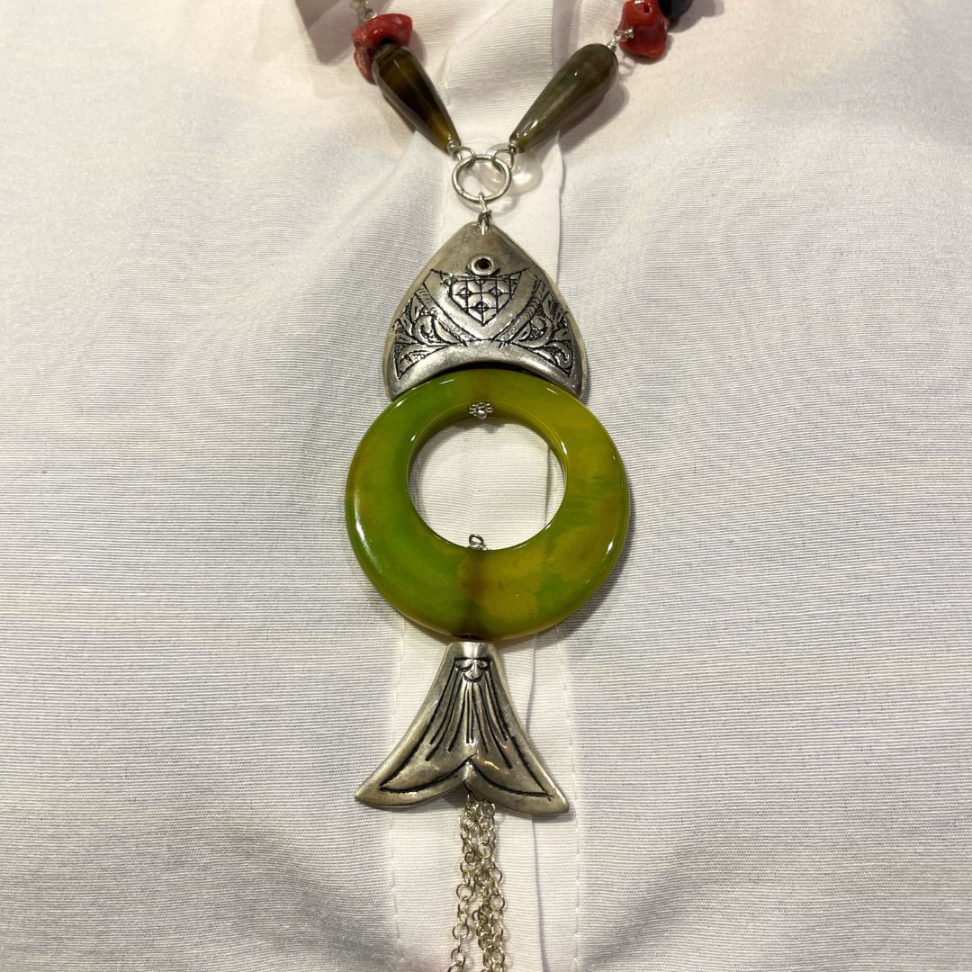 Collier sautoir en argent avec un pendentif central en forme de poisson : corail, céramique de la gaité et pierres.