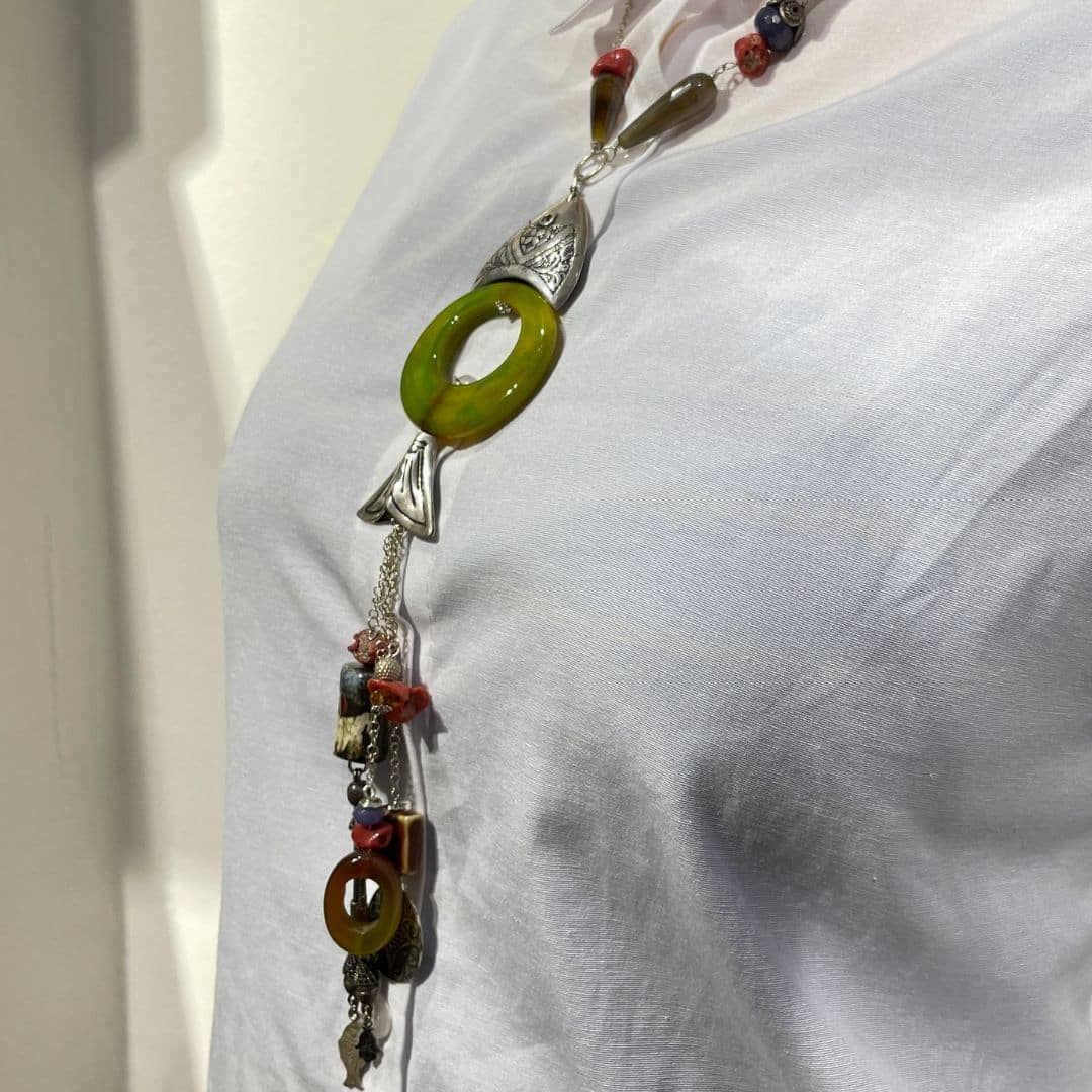 Collier sautoir en argent avec un pendentif central en forme de poisson : corail, céramique de la gaité et pierres.