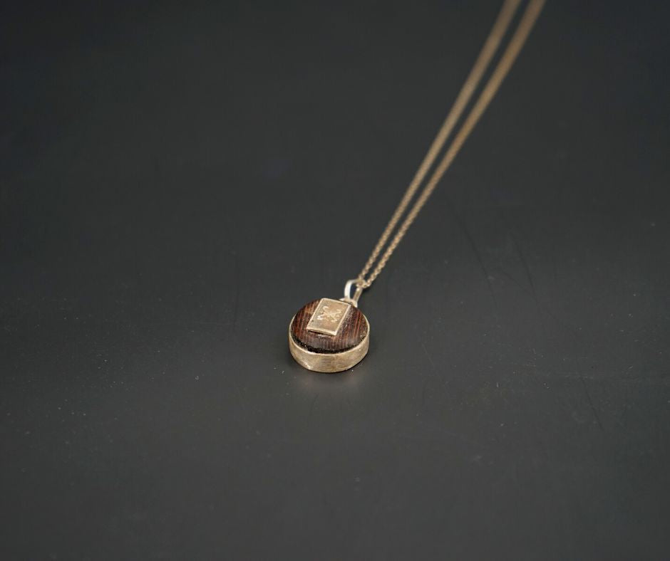 Collier berbère en bois wengé avec une chaine en argent