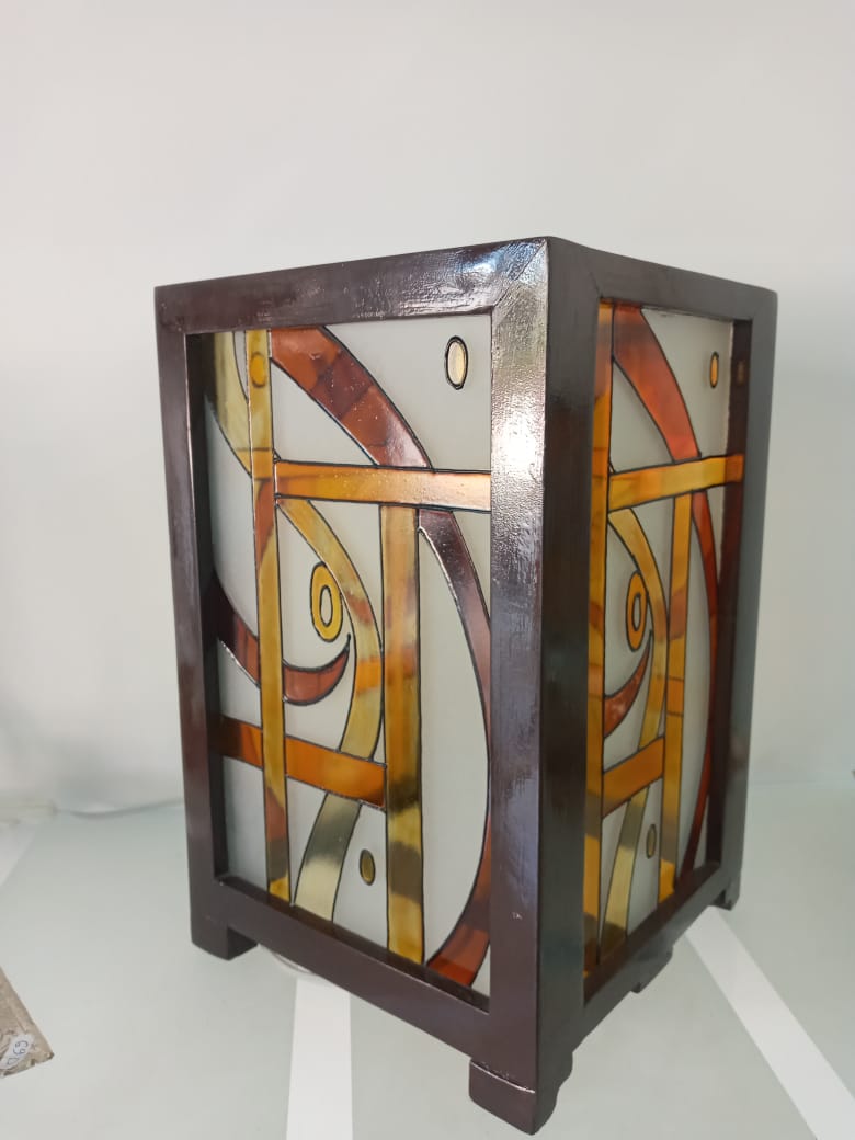Abat jour géométrique en bois et verre pour une ambiance romantique