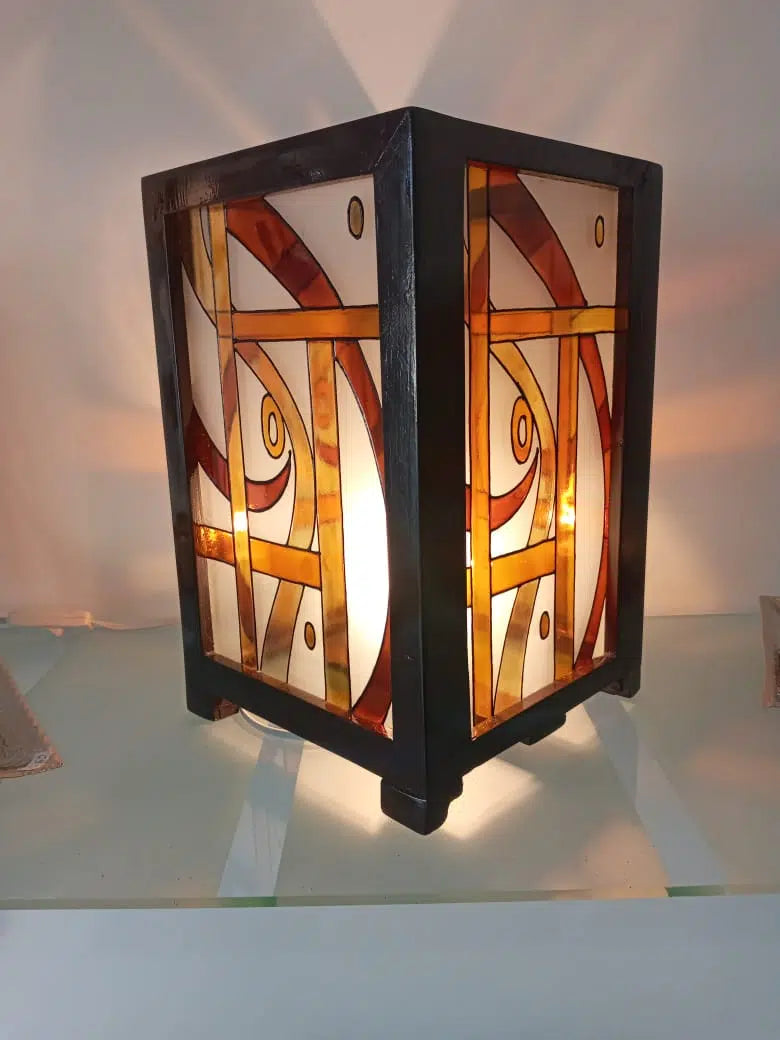 Abat jour géométrique en bois et verre pour une ambiance romantique