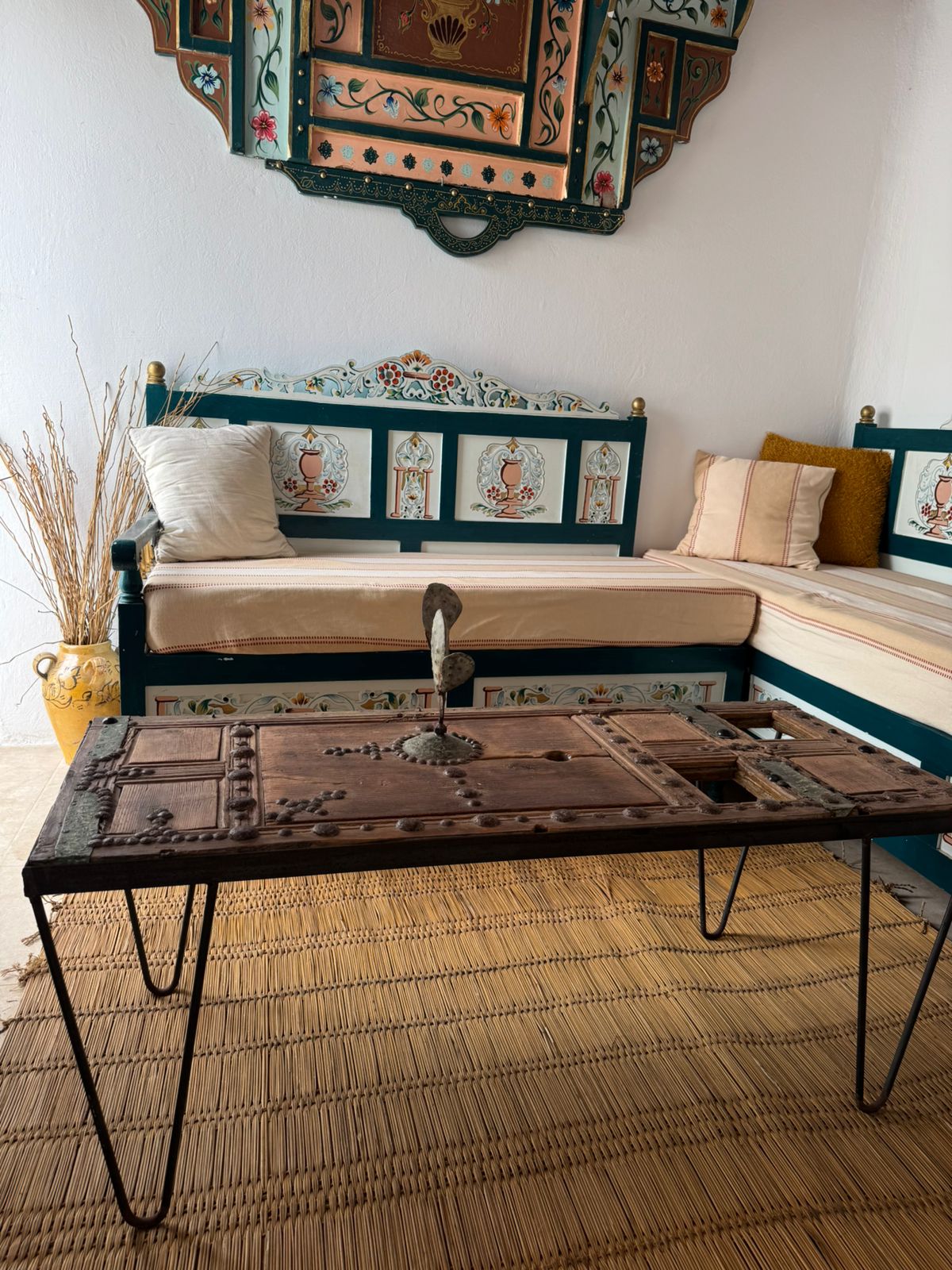 Table Vintage Élégante : Charme Authentique pour Votre Intérieur