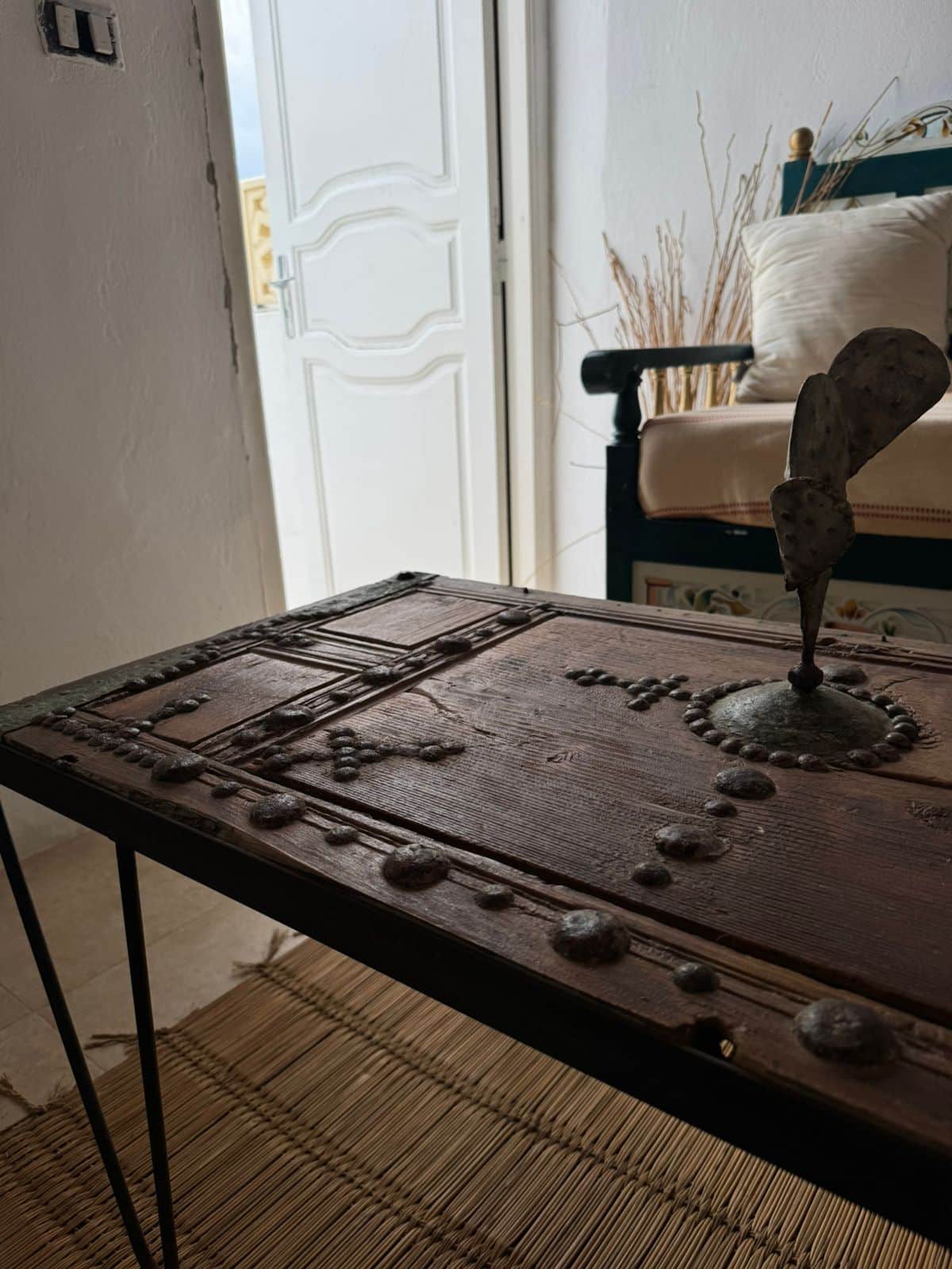 Table Vintage Élégante : Charme Authentique pour Votre Intérieur
