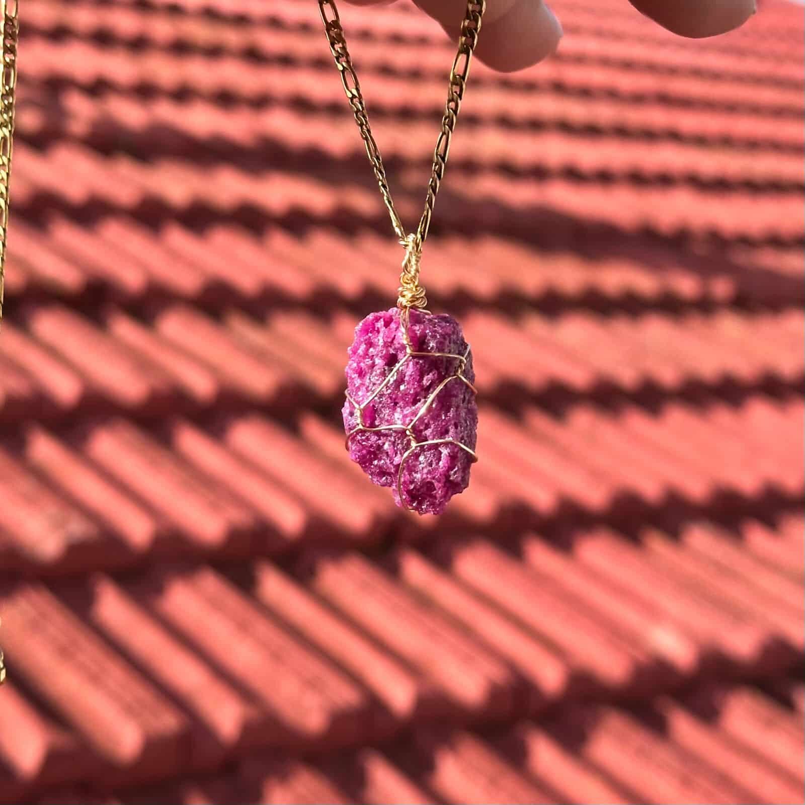 Collier en acier inoxydable avec pendentif en rubis naturel (75 cm)