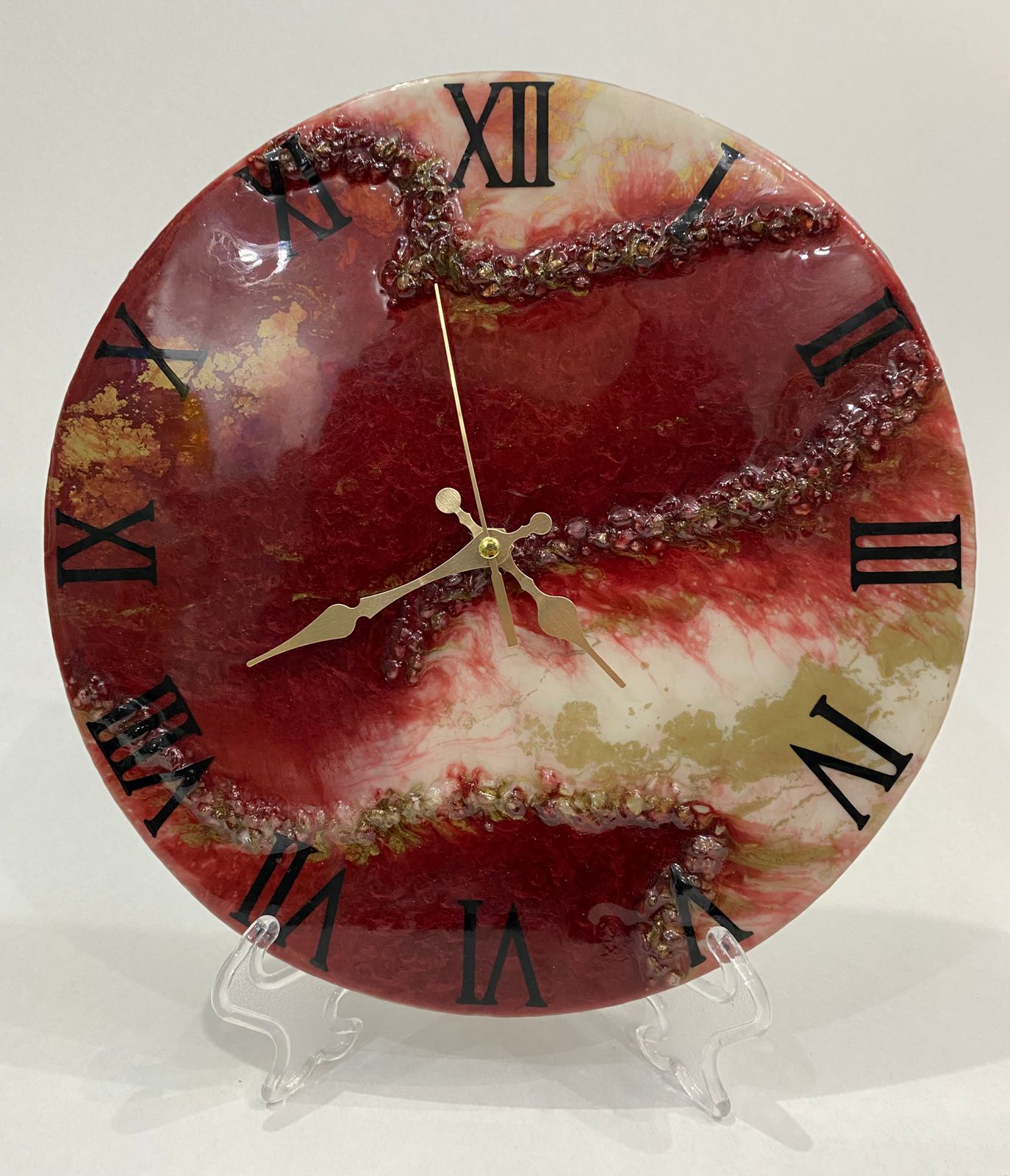 Horloge rouge en bois et résine : élégance abstraite unique