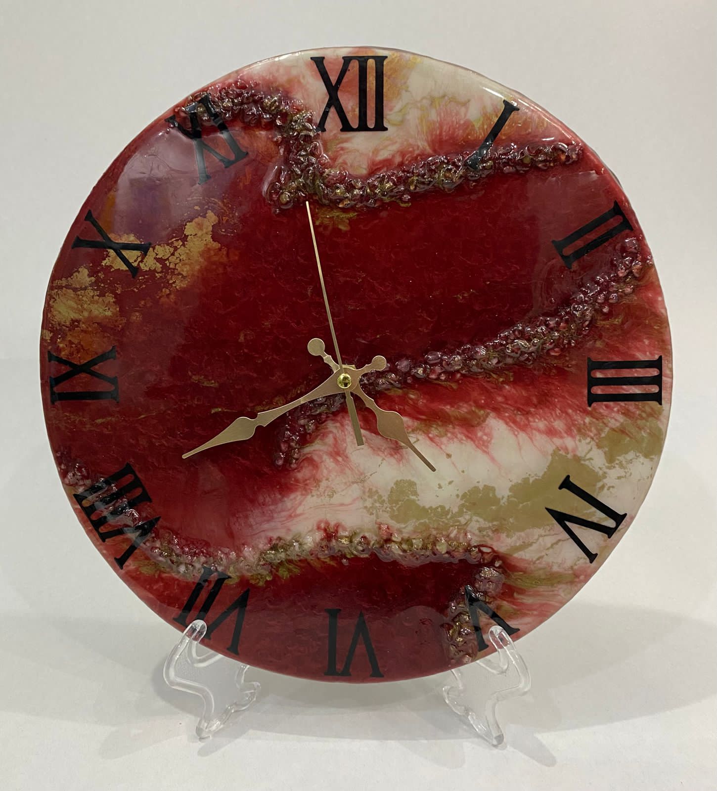 Horloge rouge en bois et résine : élégance abstraite unique