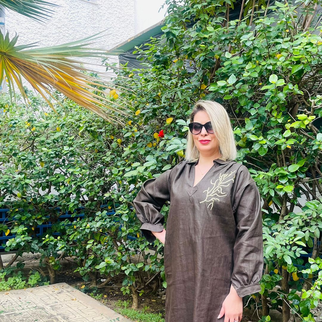 Blouza en lin marron brodée au fil de soie