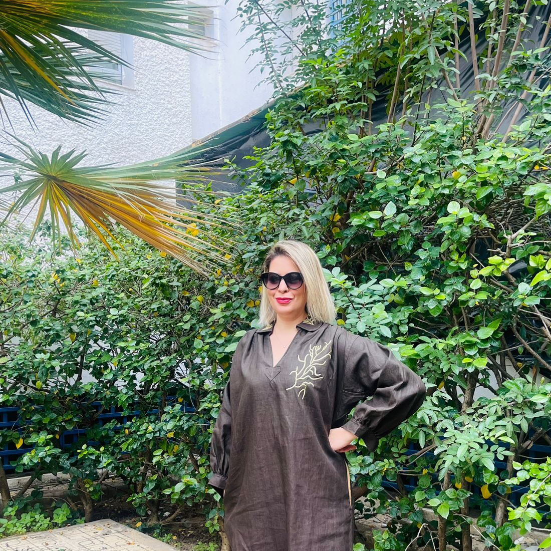 Blouza en lin marron brodée au fil de soie