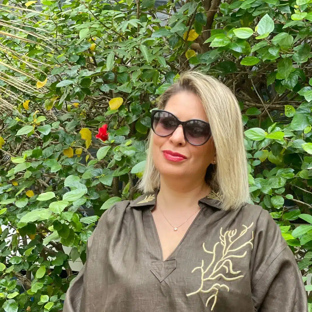 Blouza en lin marron brodée au fil de soie