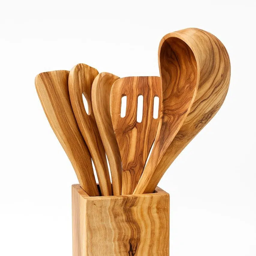 ustensiles cuisine bois artisanaux en olivier pour une cuisine élégante