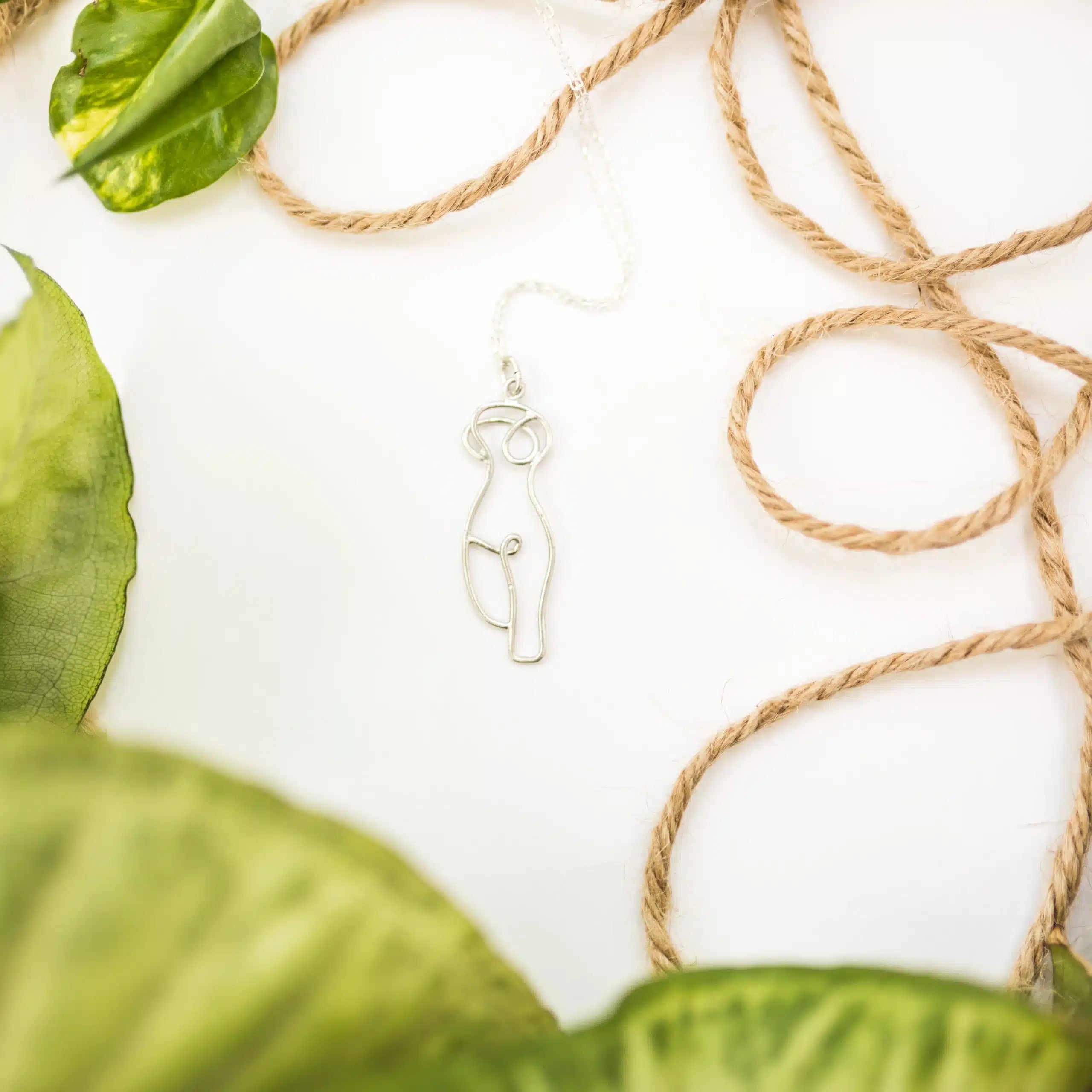 Collier corps féminin fait main en argent 925