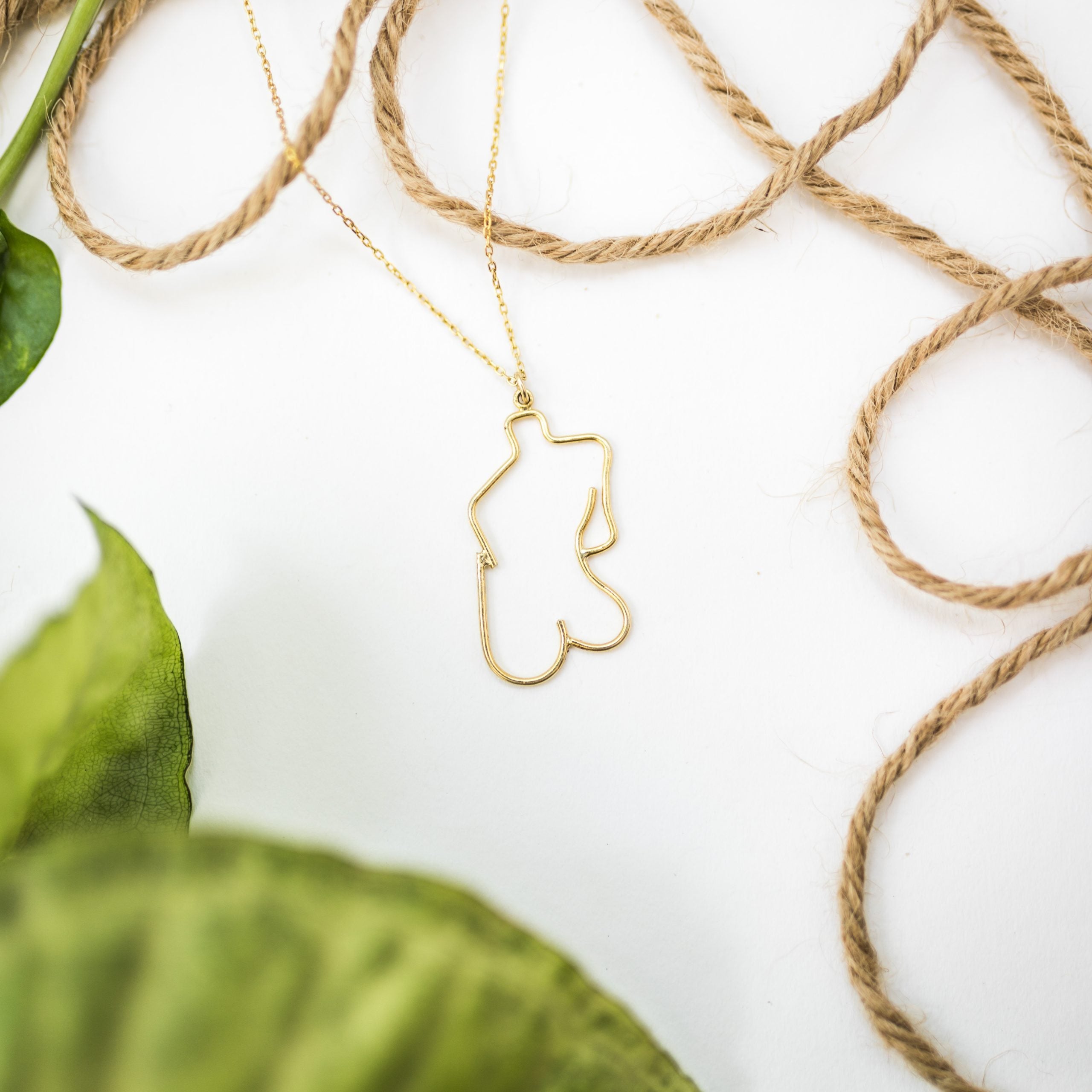 Collier corps féminin minimaliste fait main en argent 900