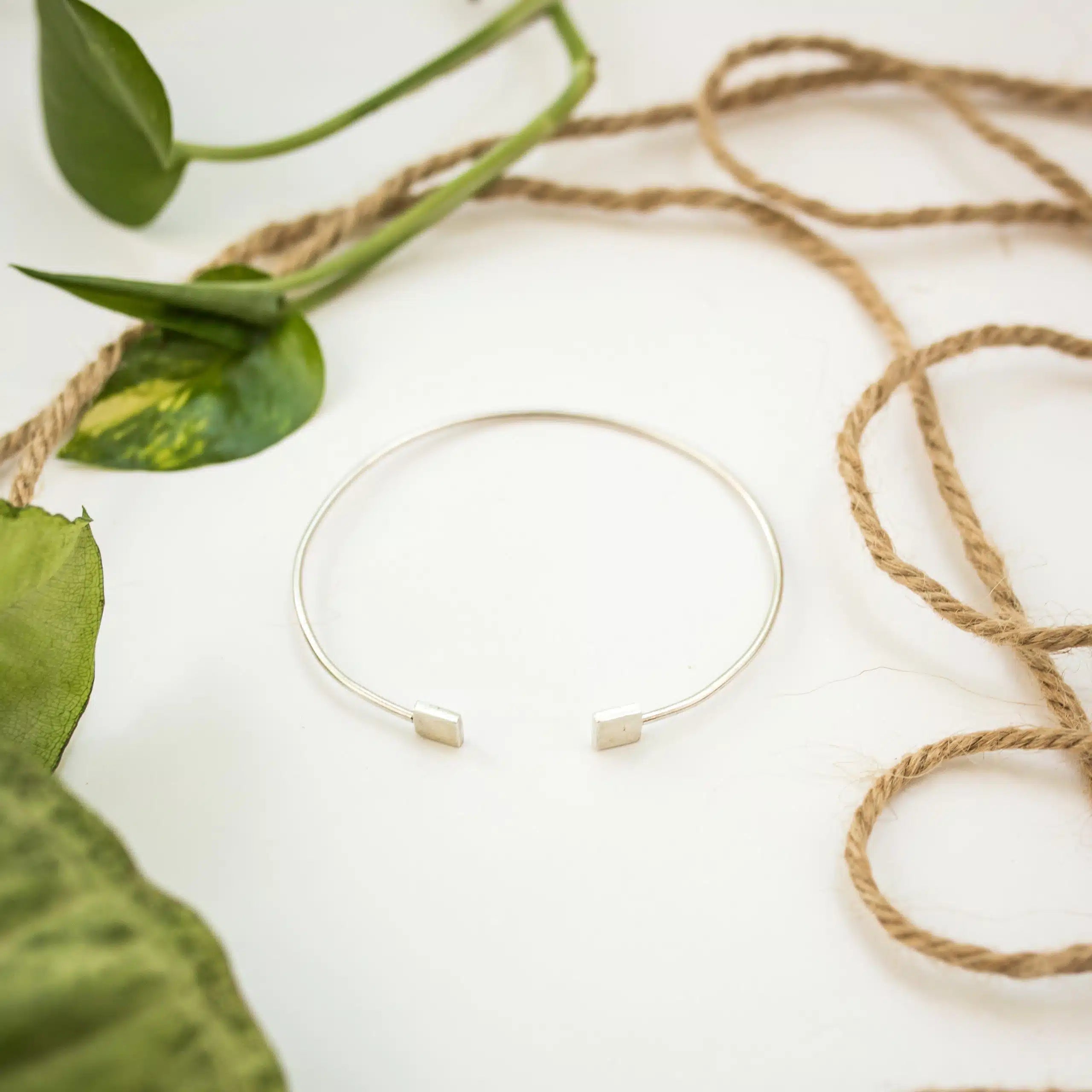 Bracelet minimaliste fine fait main en argent 925