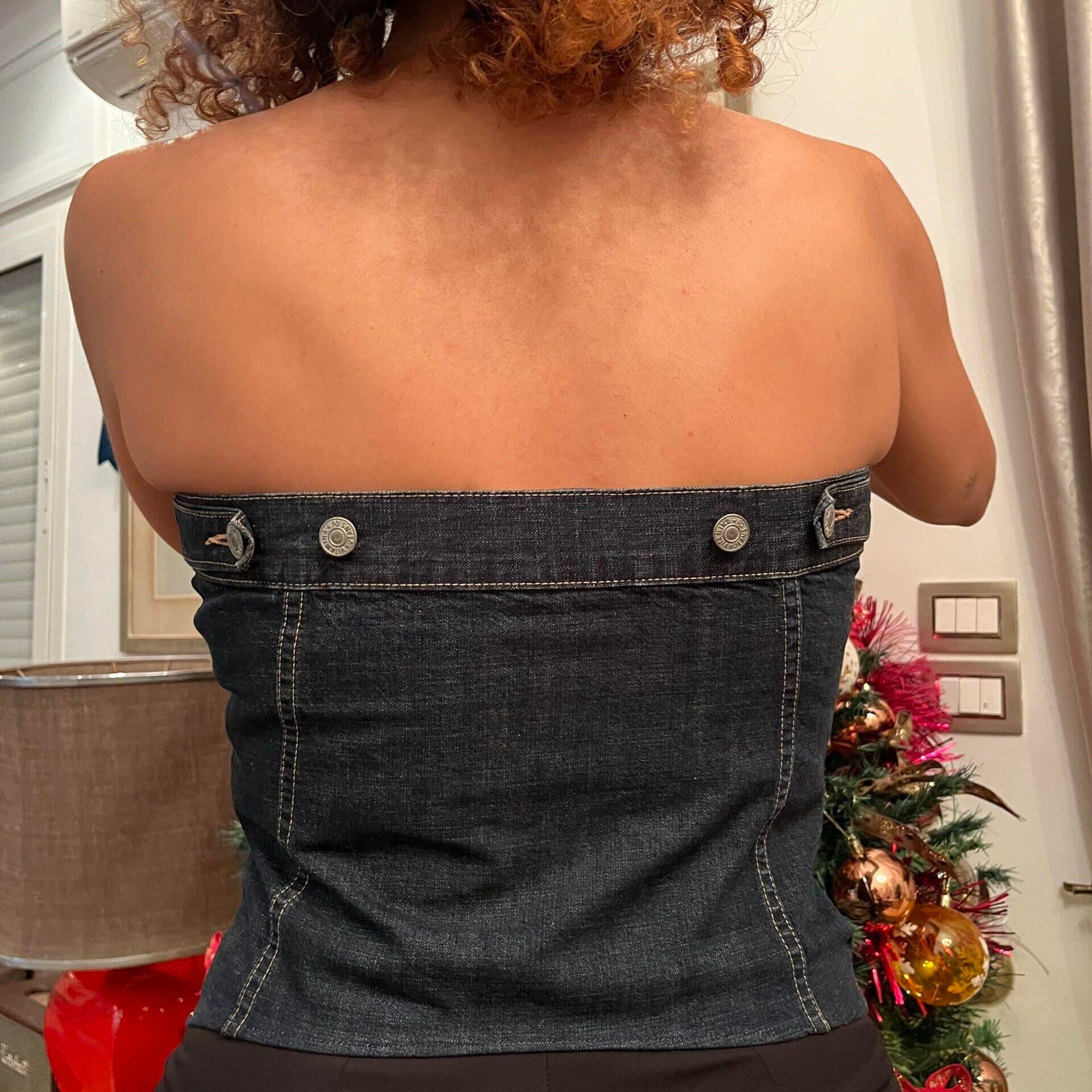 Bustier en jean upcyclé avec boutons vintage – Taille L