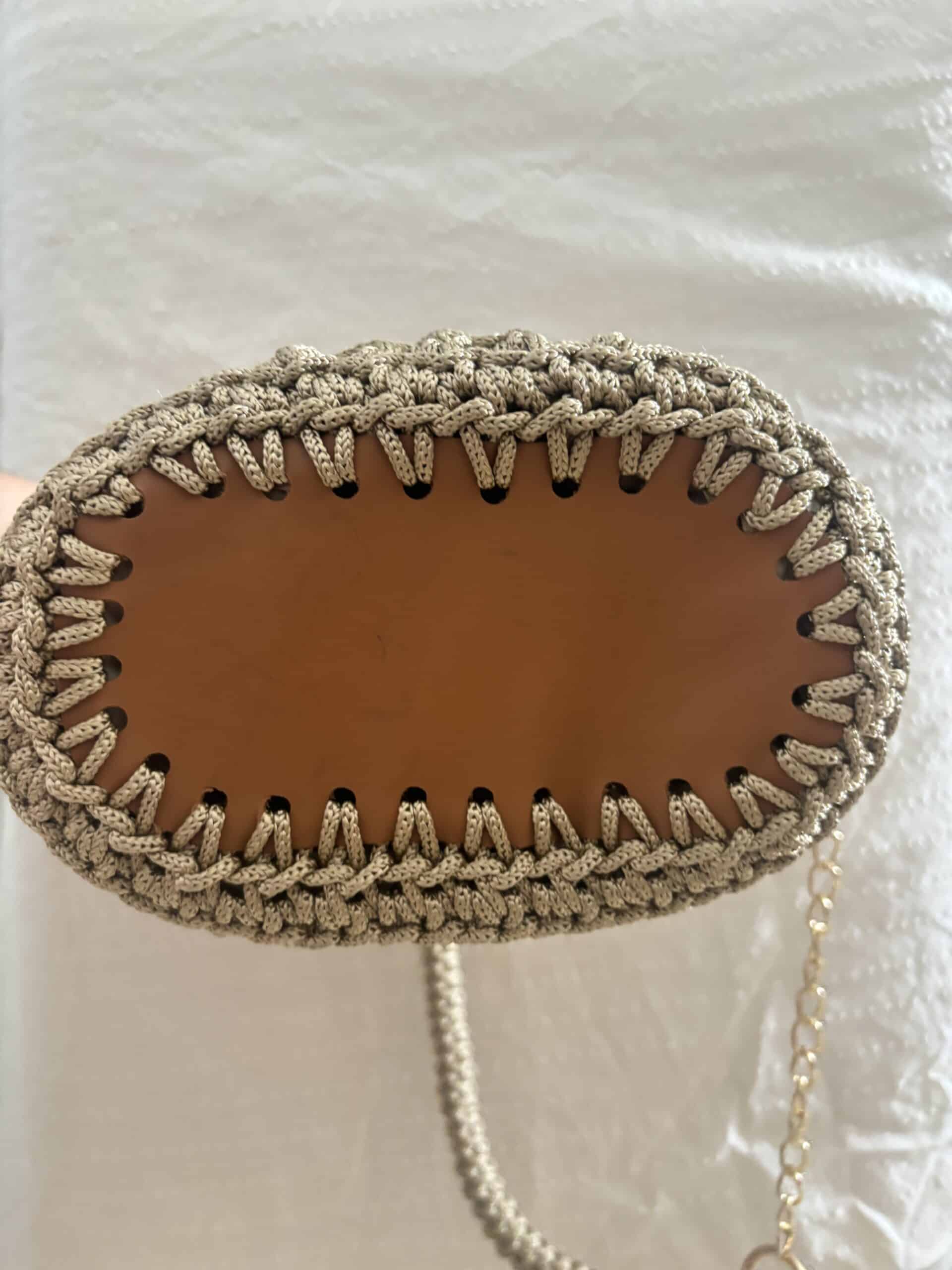 Petit couffin en feuilles de palmier avec décoration en crochet macramé