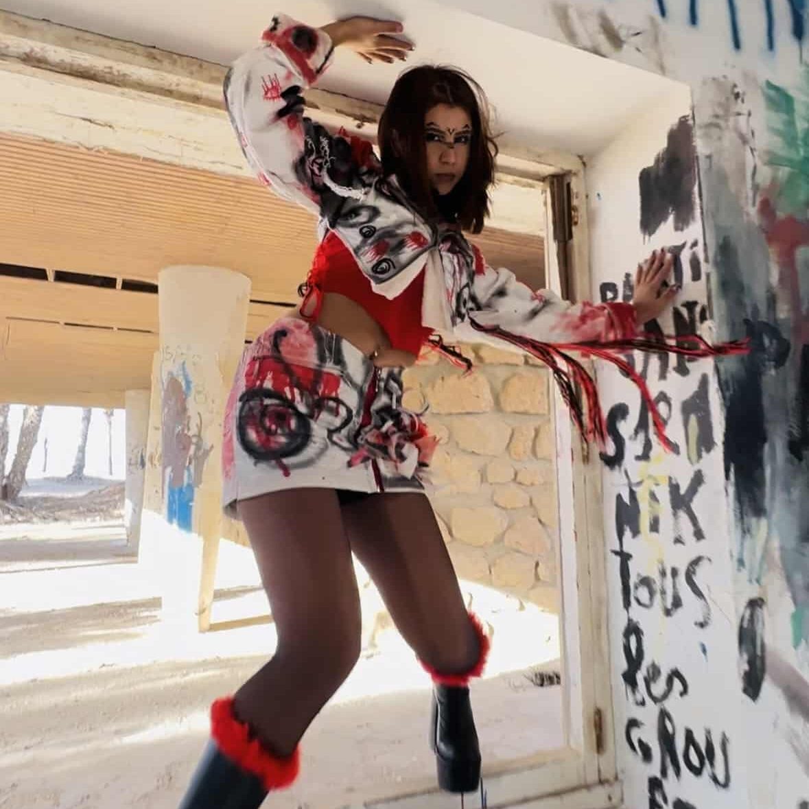 Ensemble veste et jupe serrée avec plumes 3D- Upcyclé