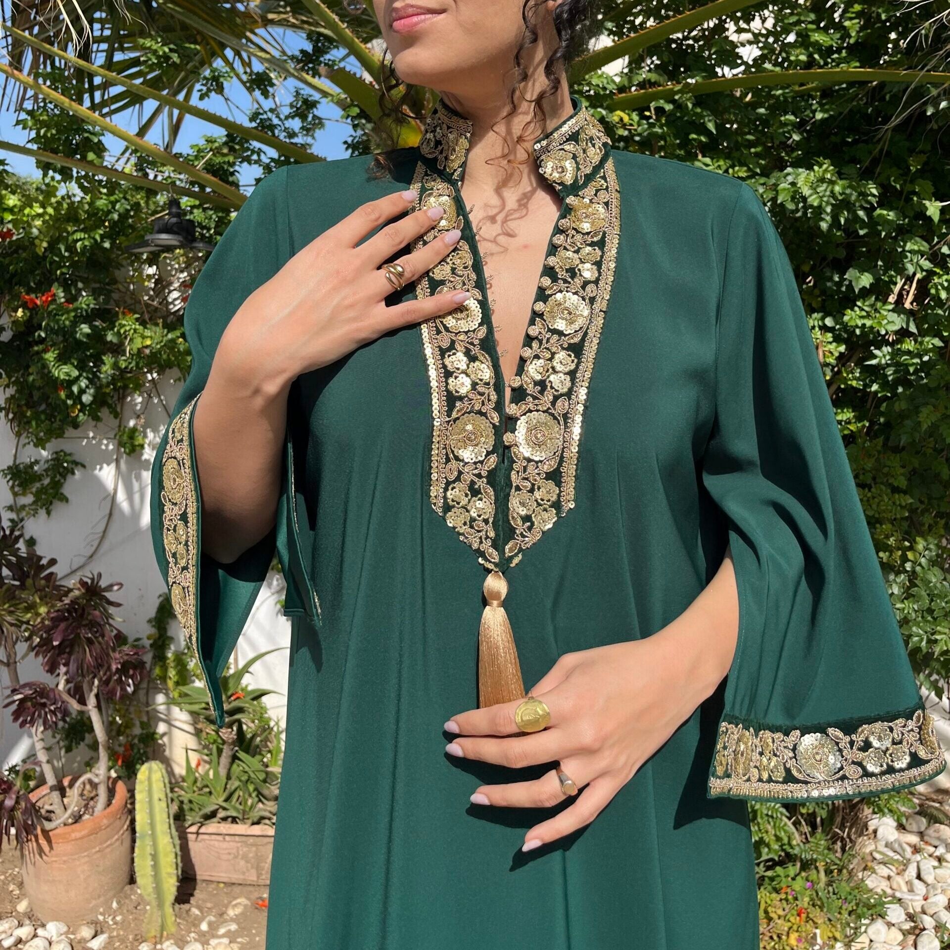 Caftan en charmeuse avec broderie dorée en col et manches (Taille Standard)