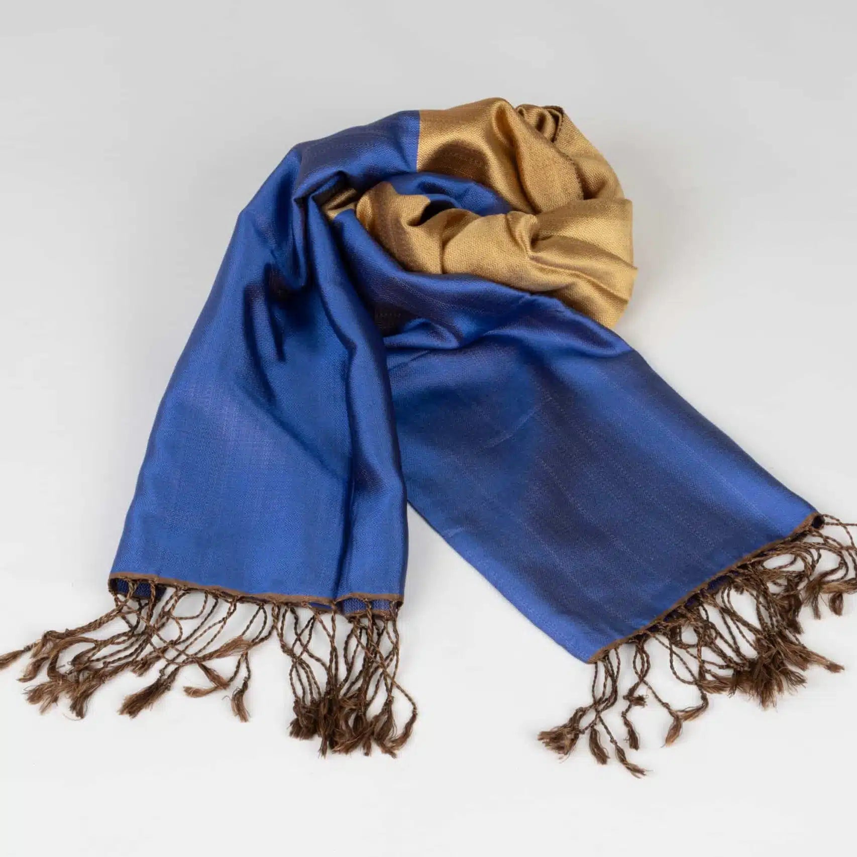 Écharpe soie bleue : Luxe et élégance irrésistibles à porter