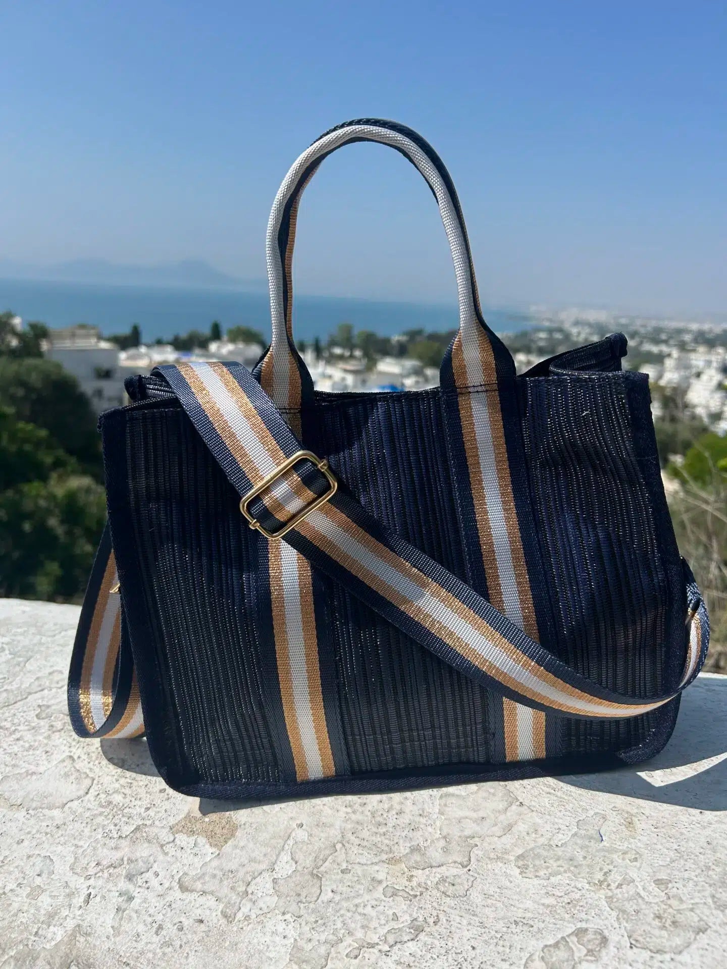 sac bleu lélégance moderne à portée de main