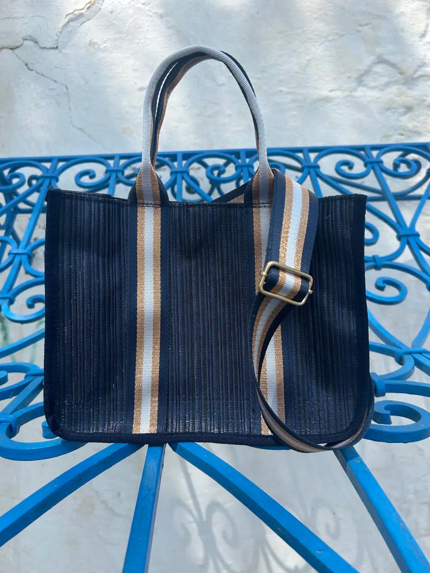 sac bleu lélégance moderne à portée de main