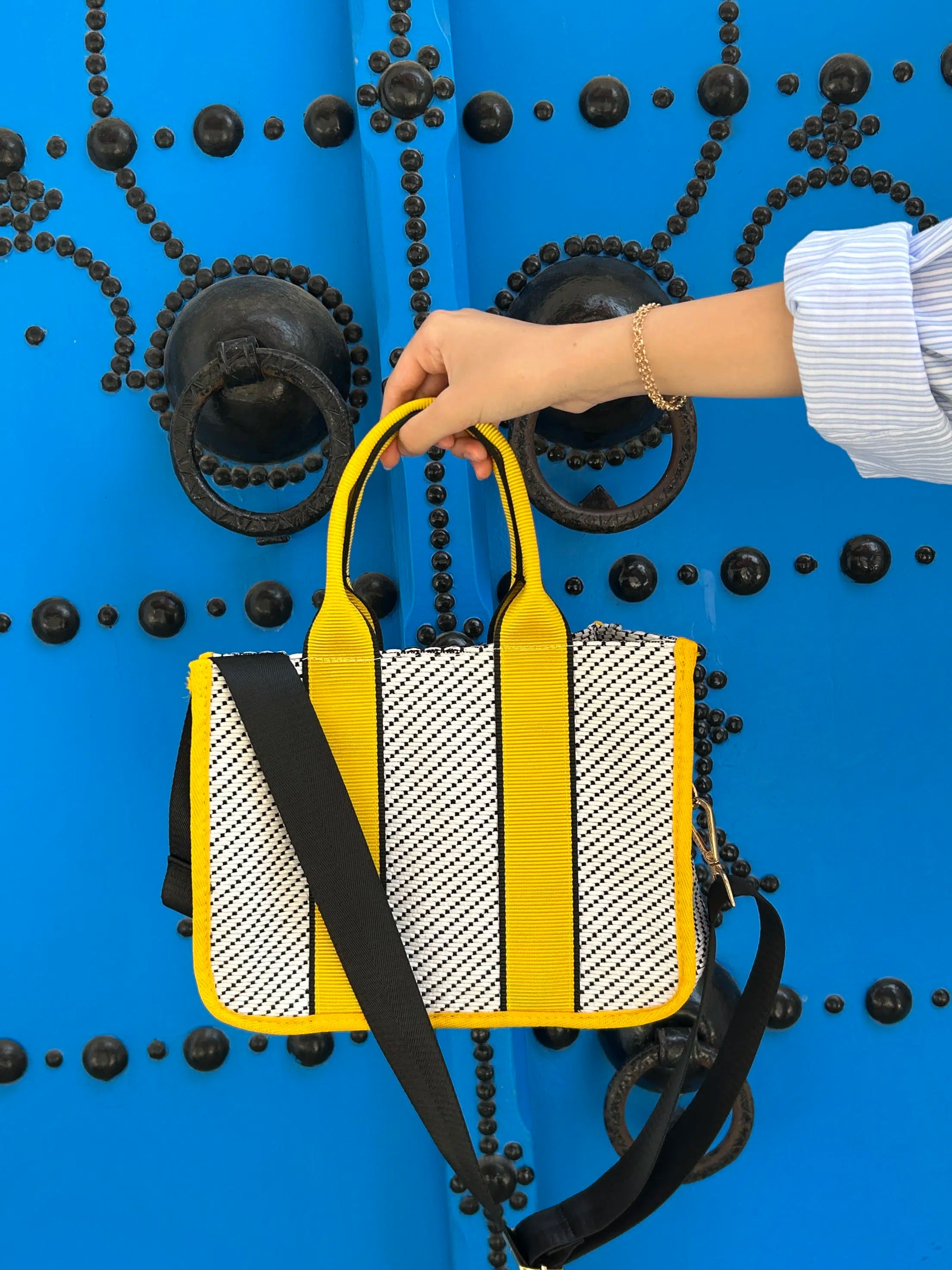 Sac blanc et jaune en bandoulière, l'élégance à portée de main !
