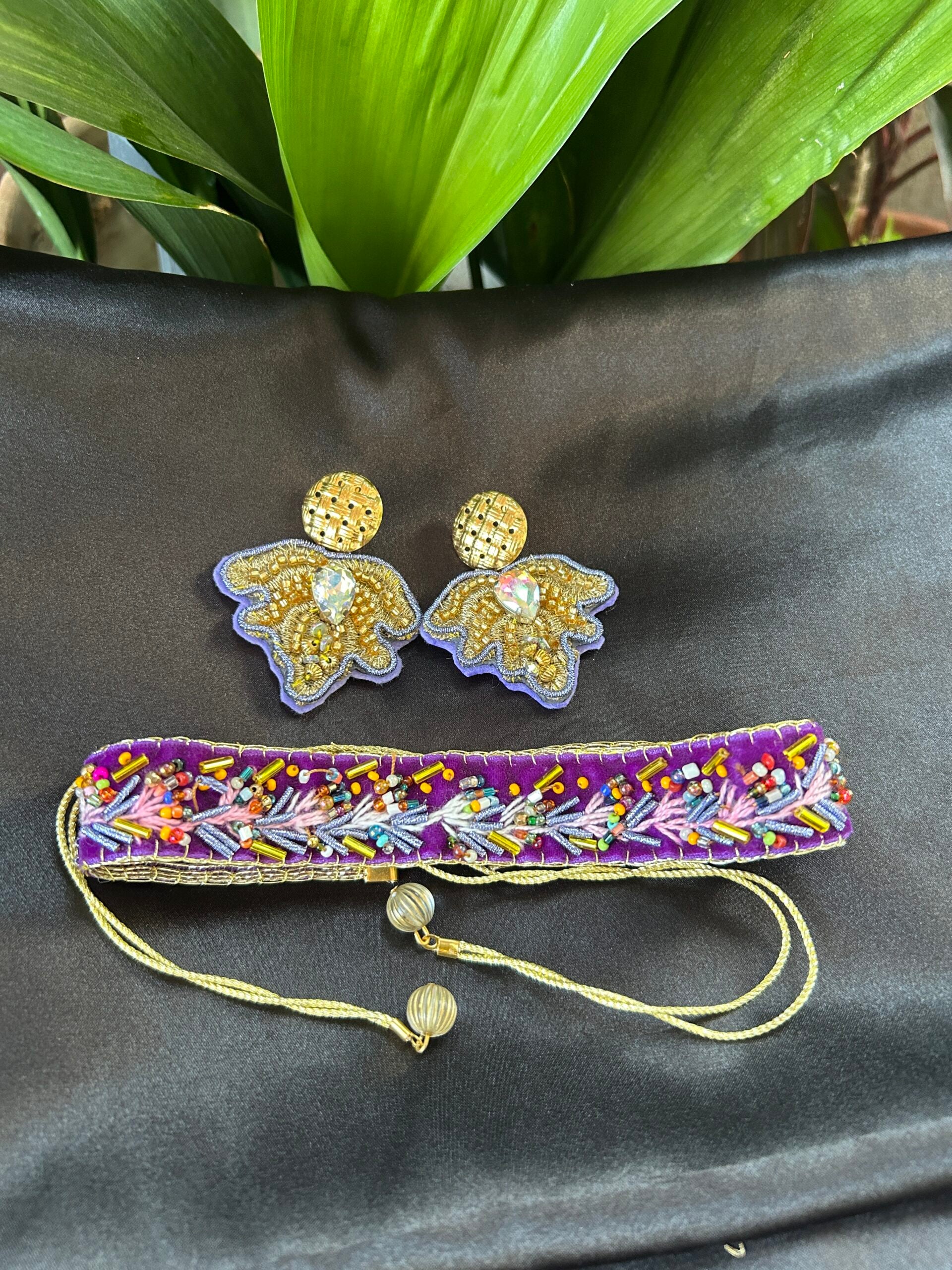 Collier brodé sur velours