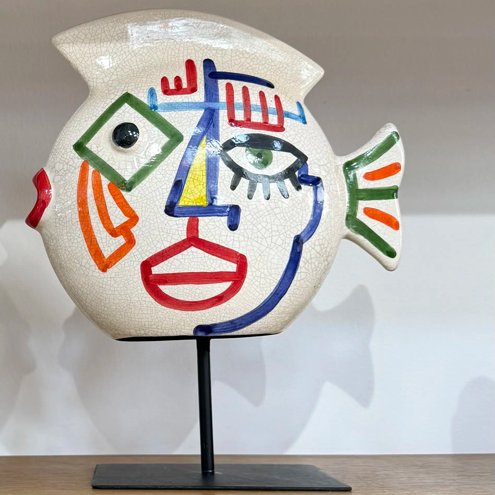 Sculpture poisson visage en céramique sur socle métallique