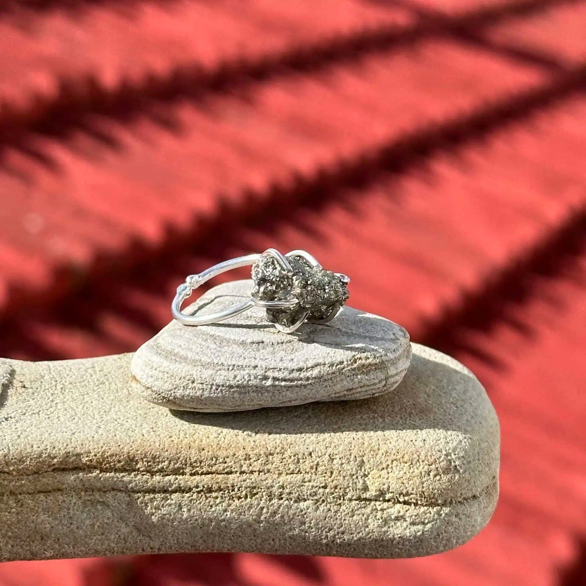 Bague en argent avec pyrite brute (ajustable) - Élégance et énergie positive