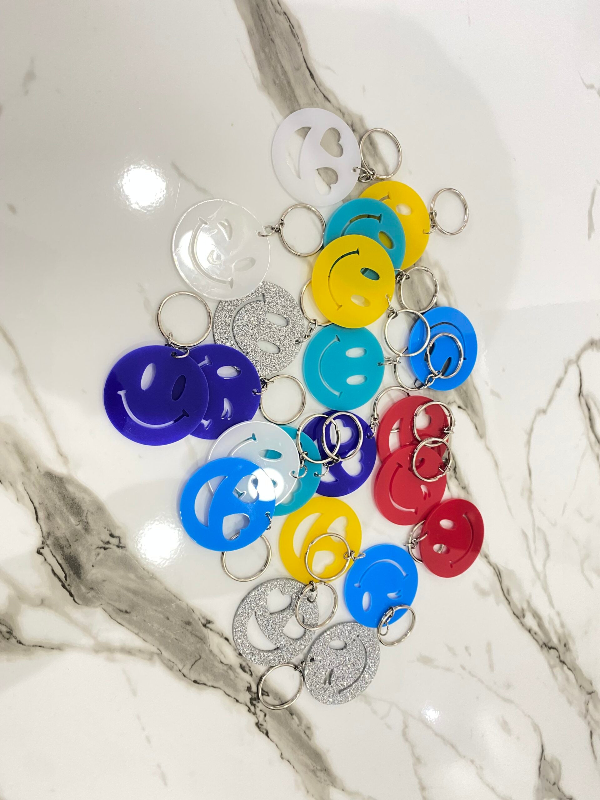 Porteclé Smiley : Un Accessoire Fun en Acrylique Irresistible