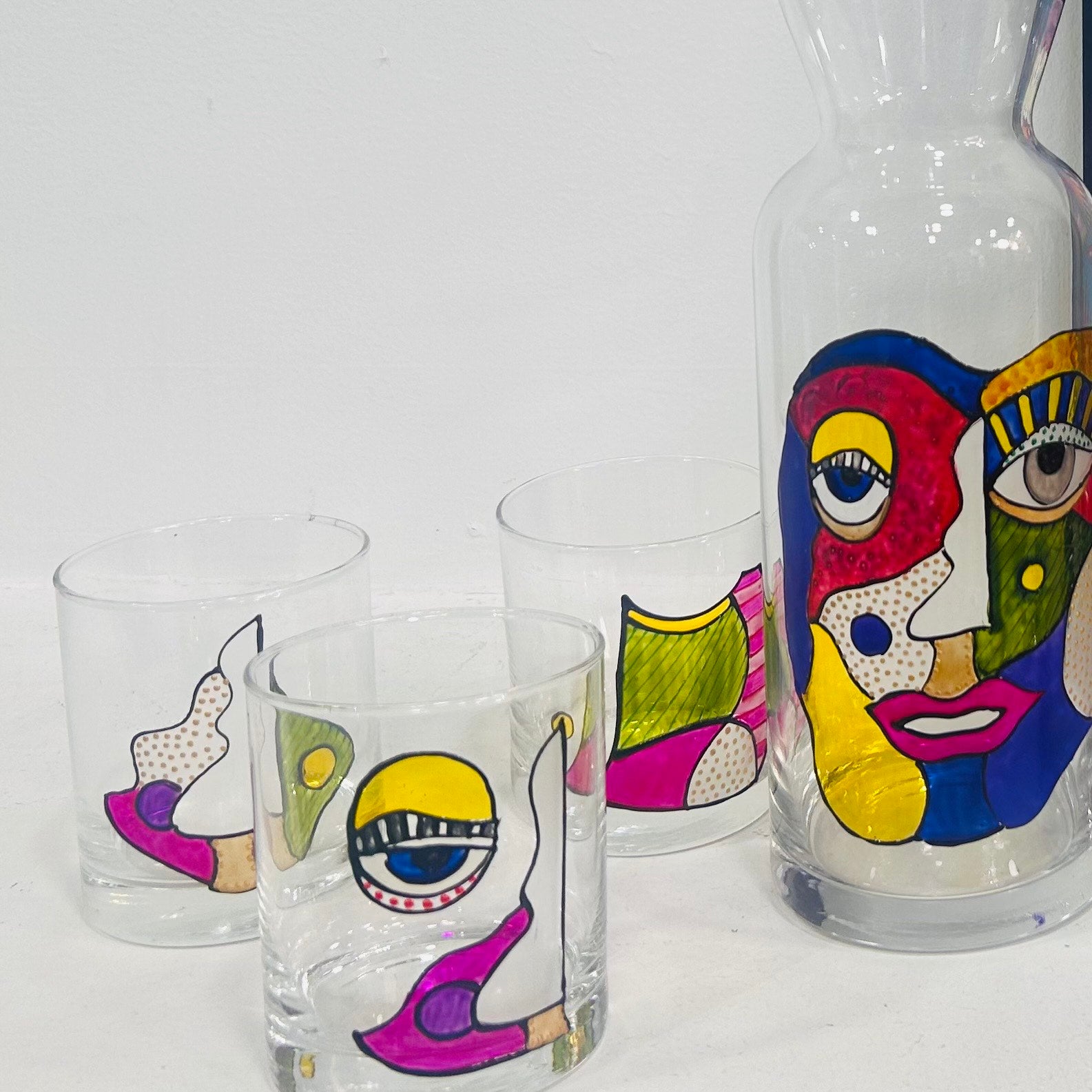 Set de 6 Verres et carafe Colorés - Visages Cubistes Modernes