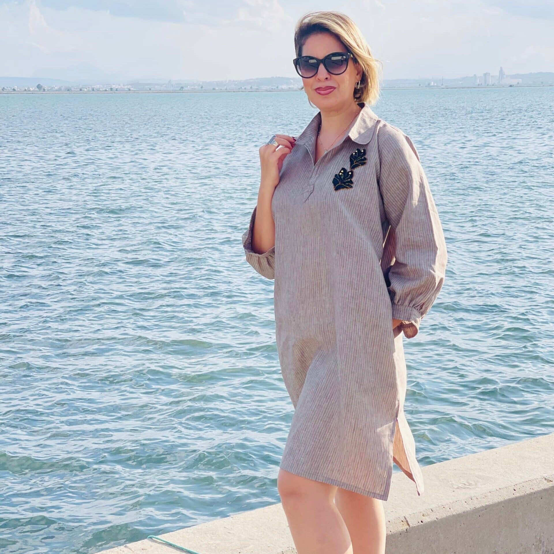 Blouza Djerbienne en lin marron avec rayures blanches brodée à la main