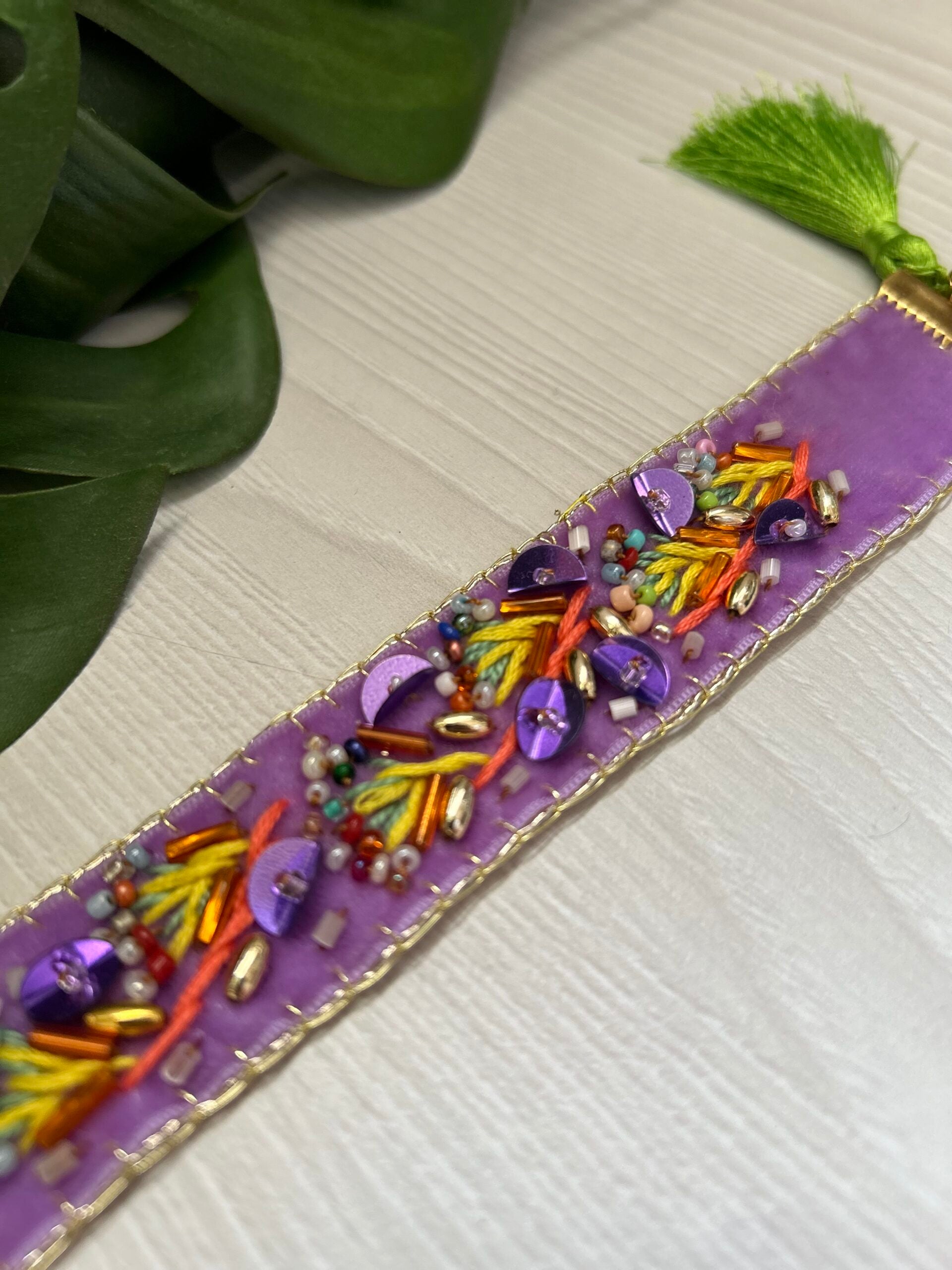 Bracelet ajustable brodé à la main