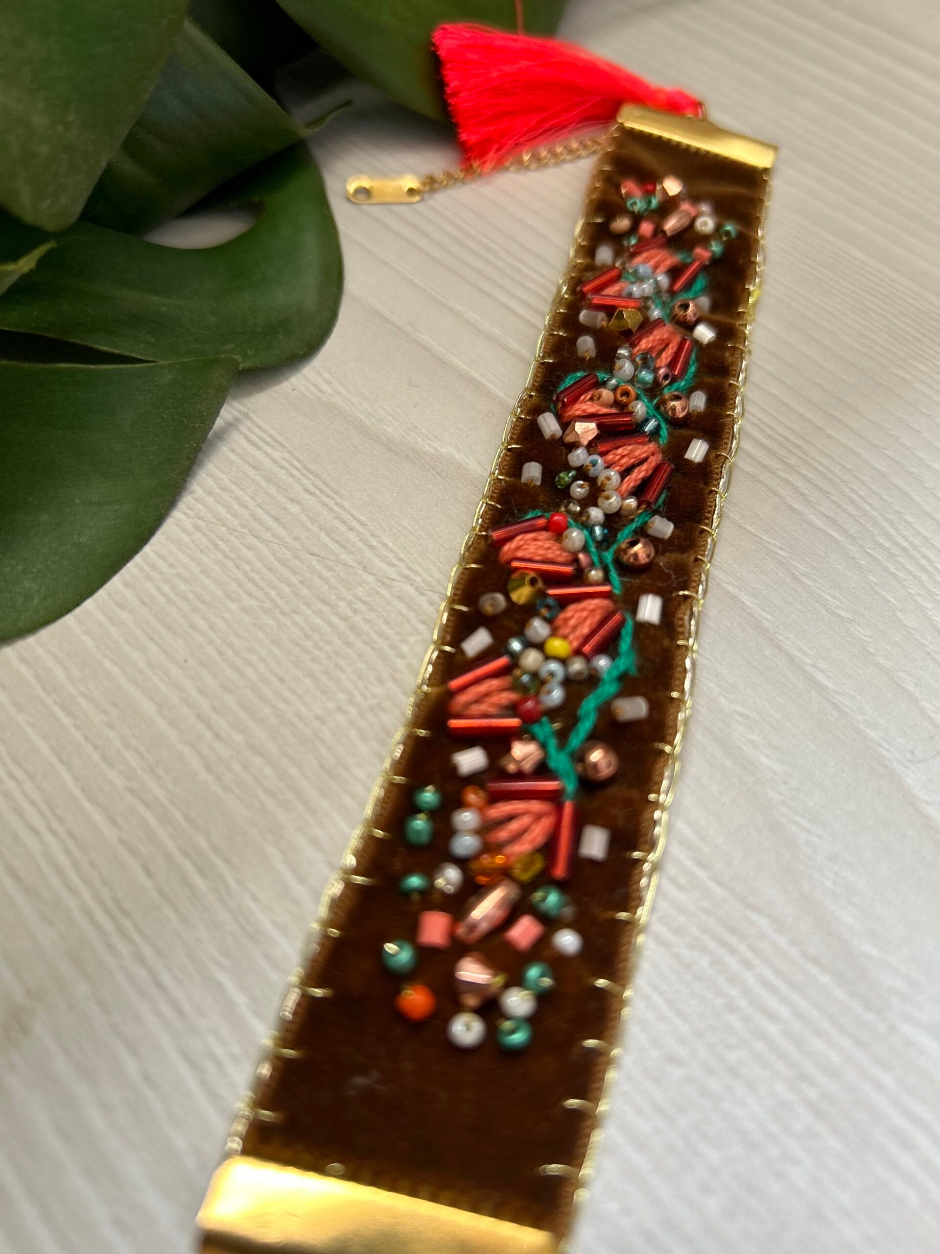 Bracelet ajustable brodé à la main