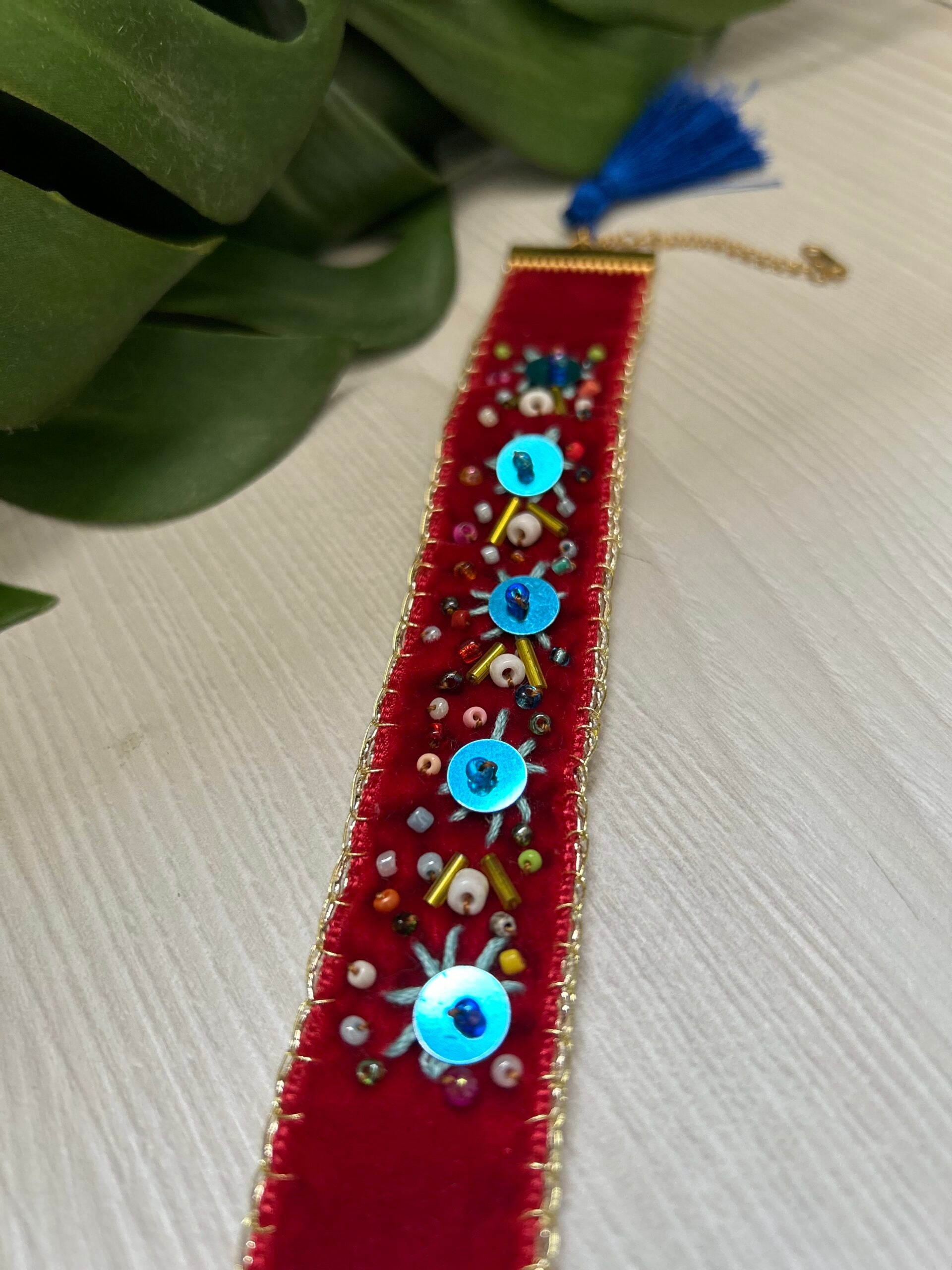 Bracelet ajustable brodé à la main