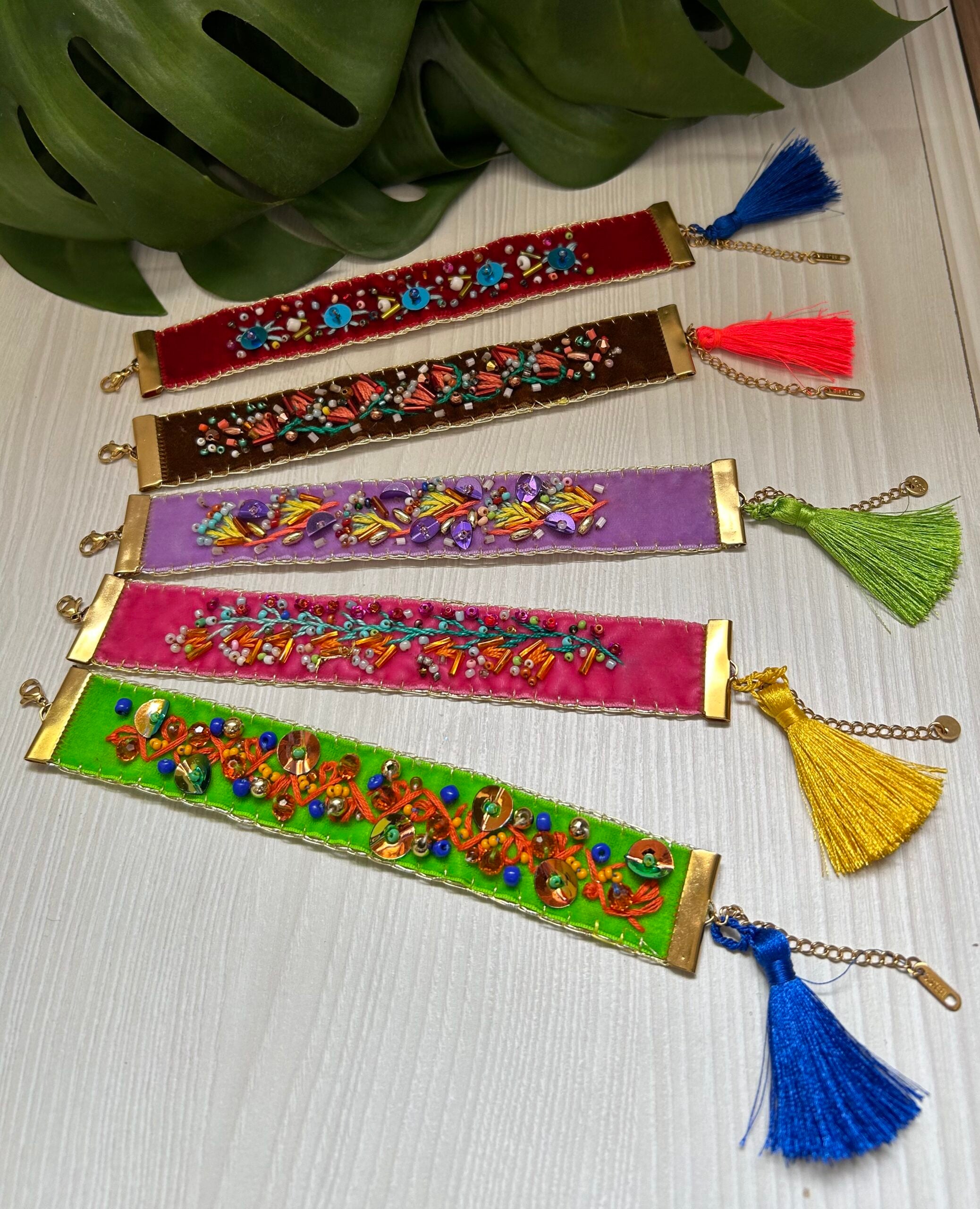 Bracelet ajustable brodé à la main