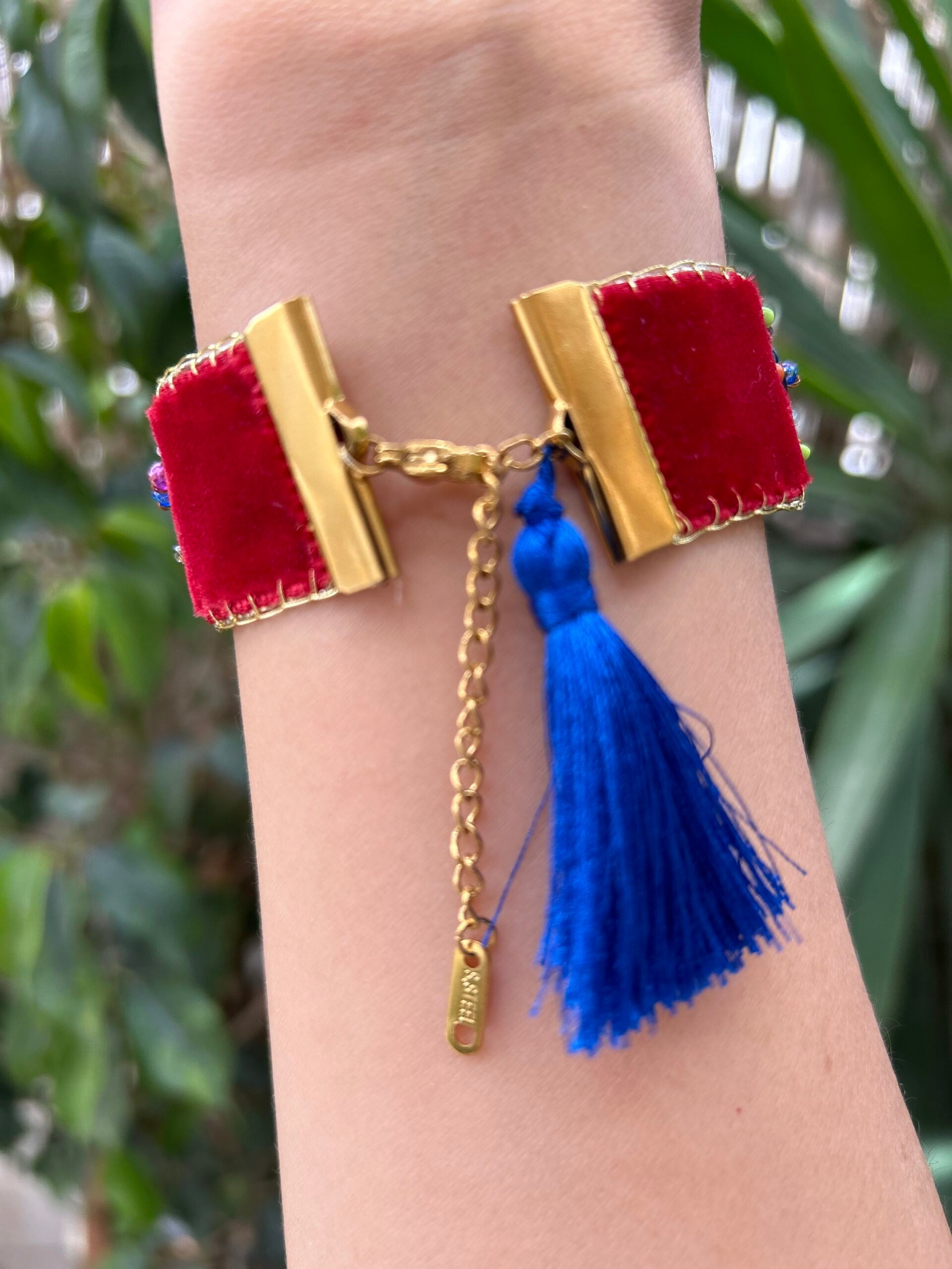 Bracelet ajustable brodé à la main