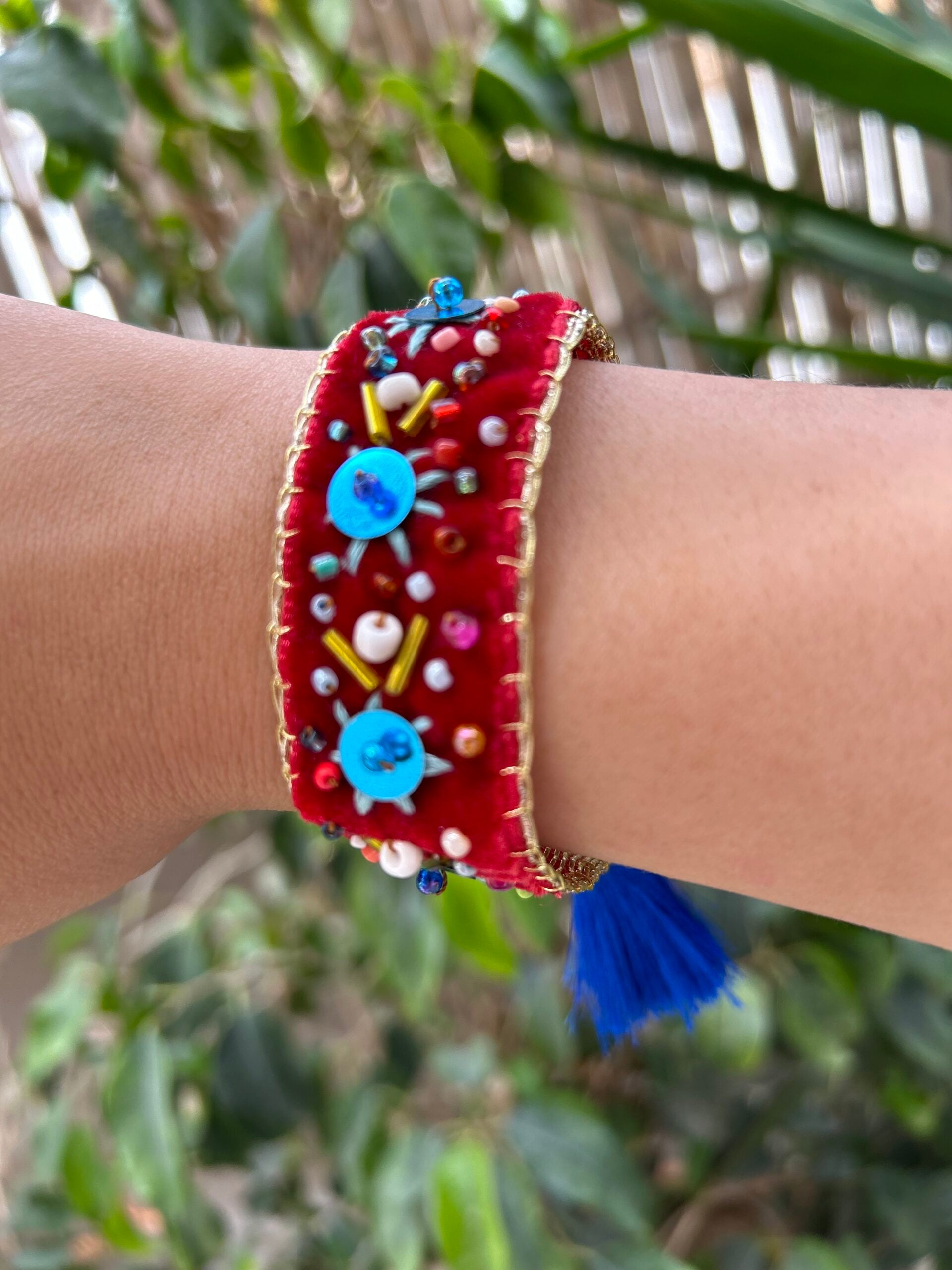 Bracelet ajustable brodé à la main