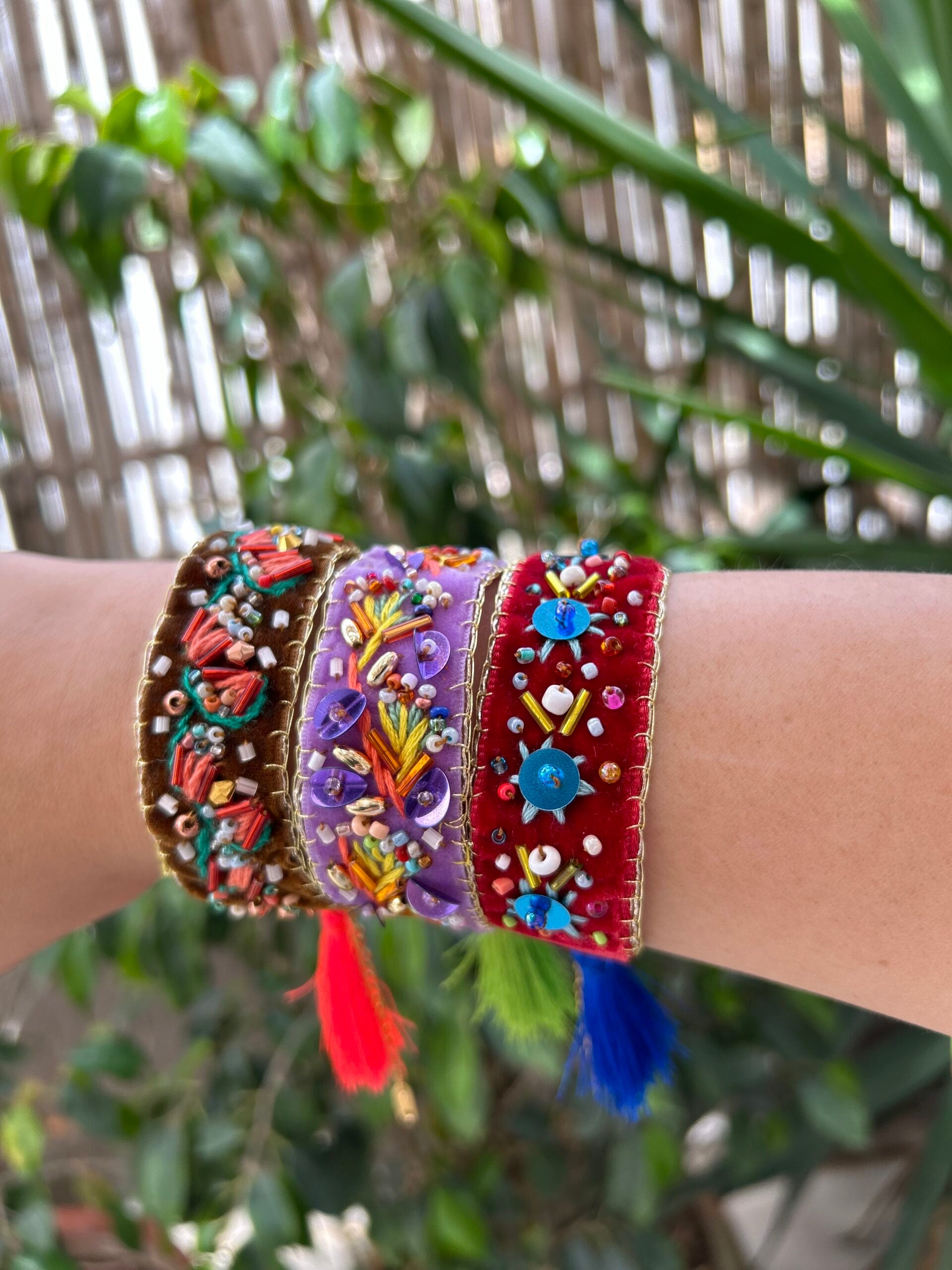 Bracelet ajustable brodé à la main