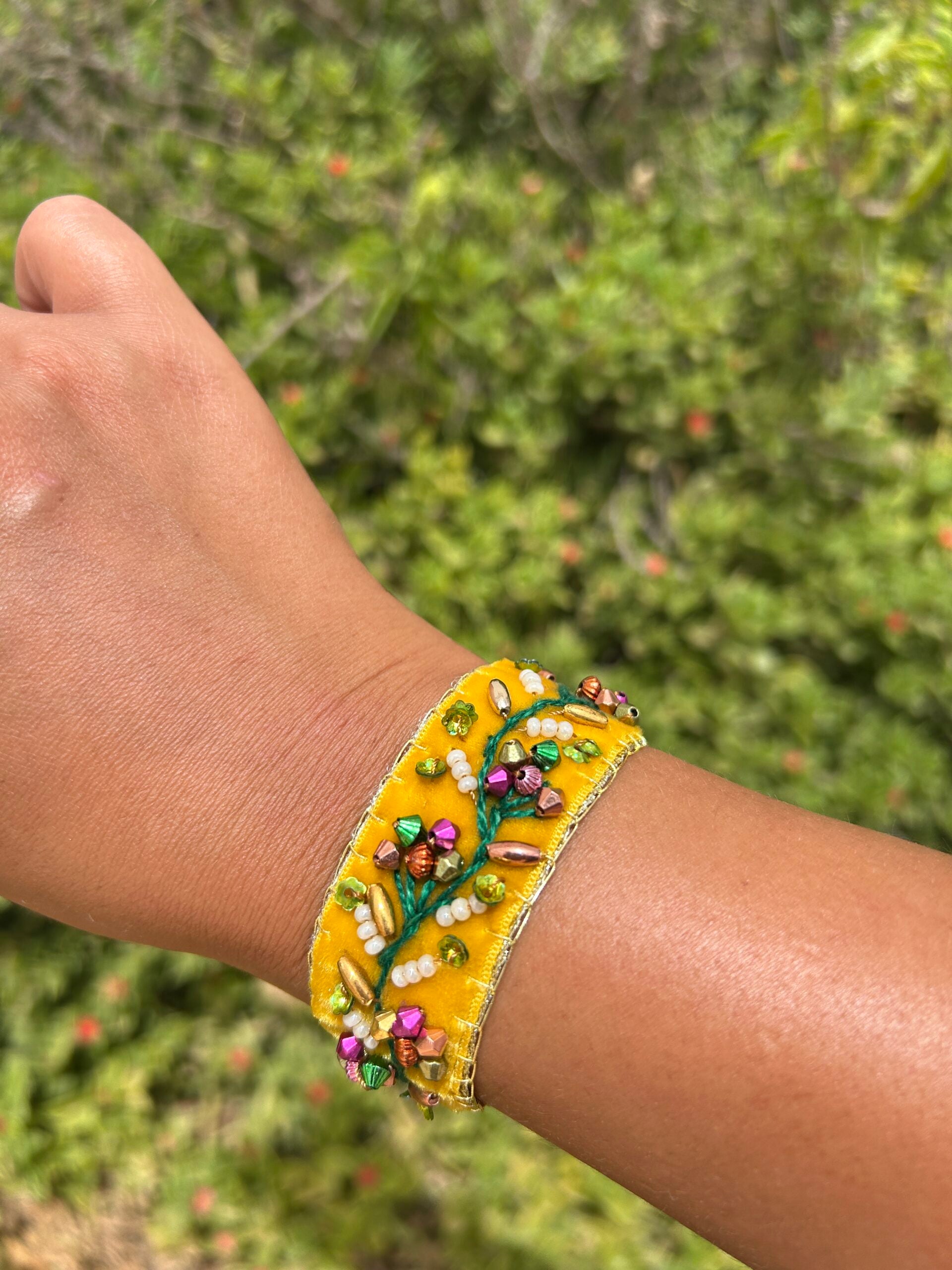 Bracelet ajustable brodé à la main